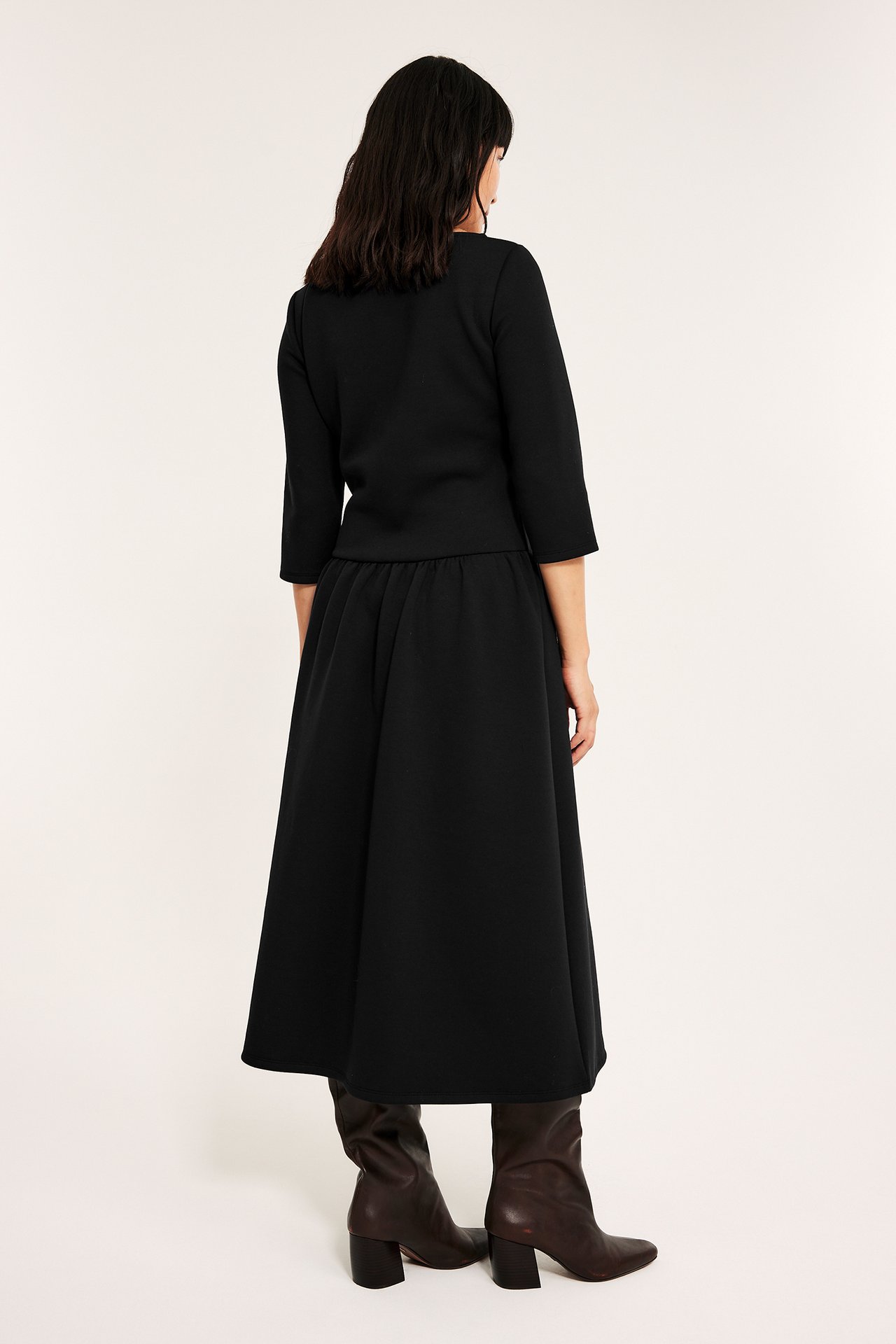 Musta jersey-midivirkattu mekko, takaa, ženyllä, sivutaskut, sopii juhlaan