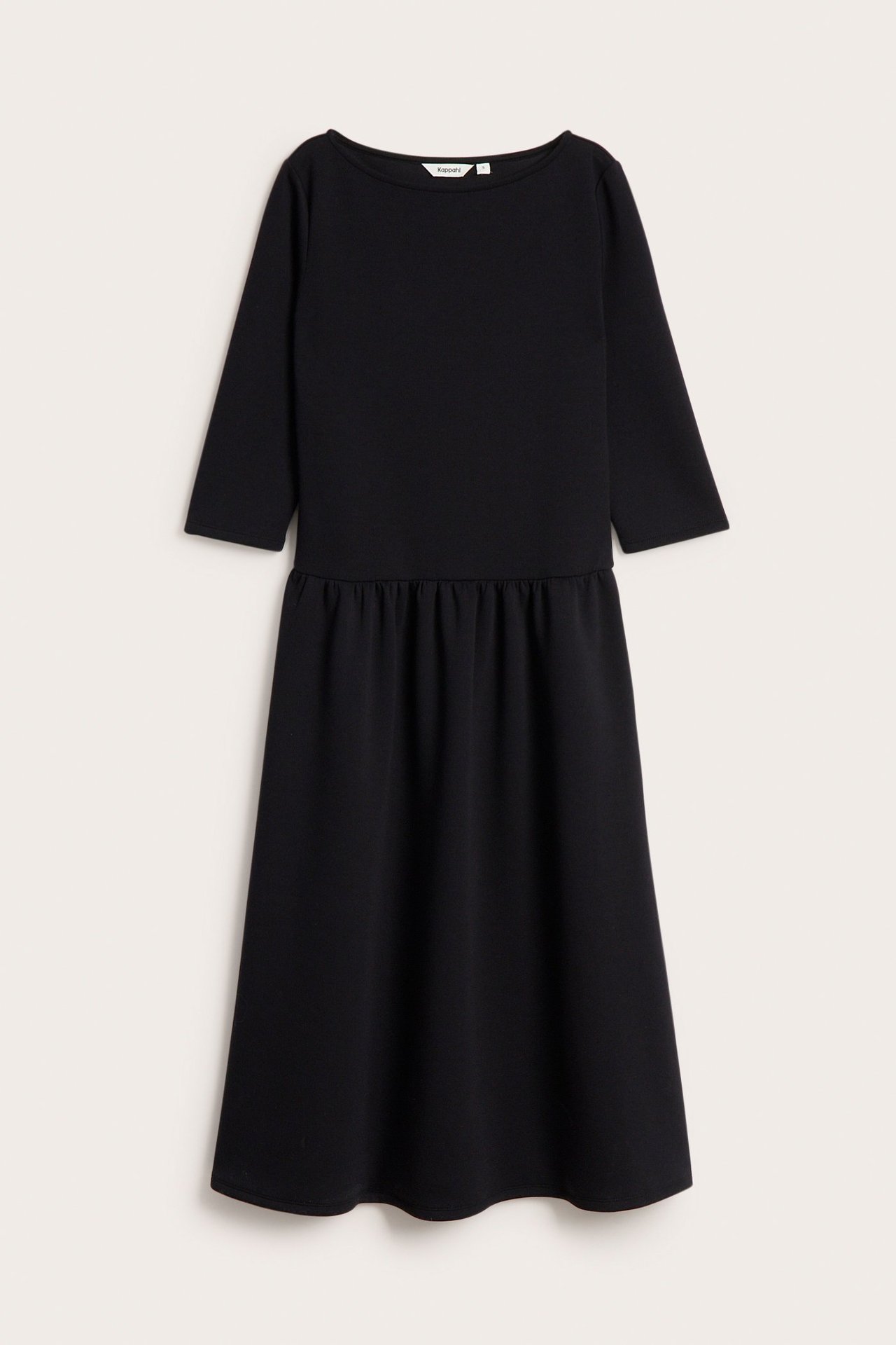 Frontvy av en svart jersey fit & flare midiklänning med 3/4-ärmar.