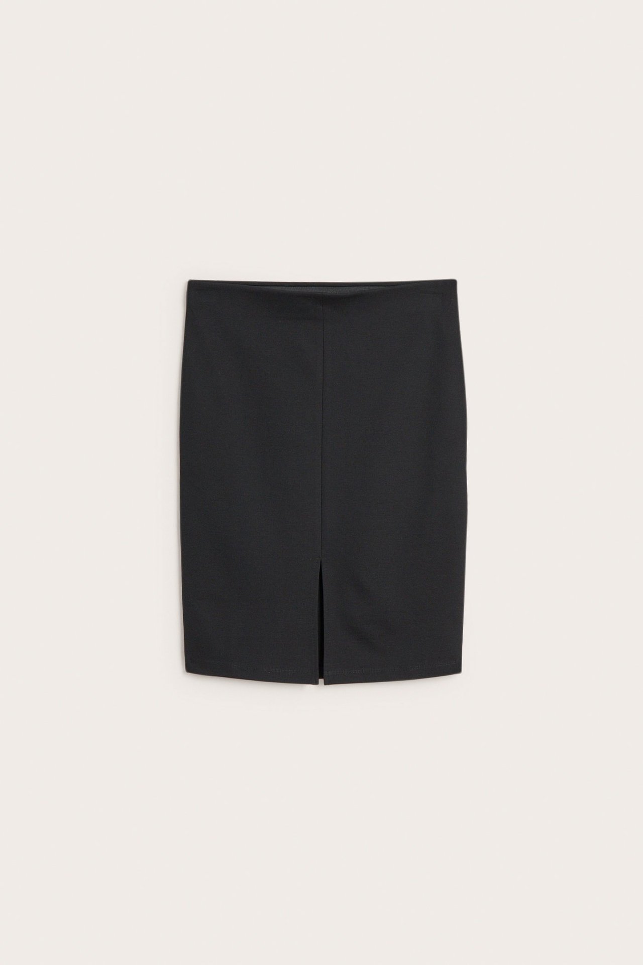 Widok z przodu czarnej ołówkowej spódnicy ponte roma z gumką w pasie i rozcięciem.