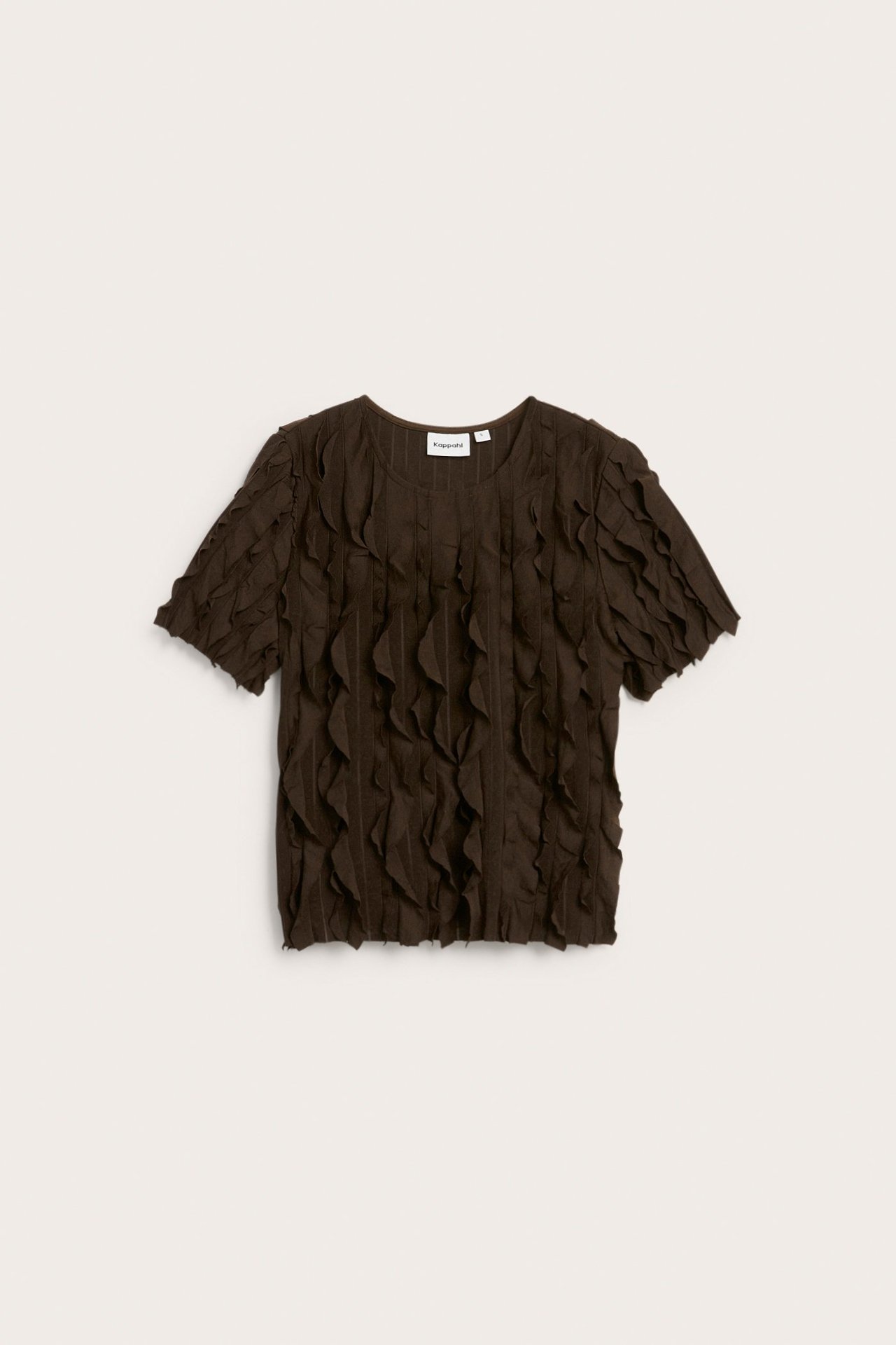 Edestä, tummanruskea laatikkomainen toppi lyhyillä hihoilla ja kauttaaltaan röyhelökuviolla.