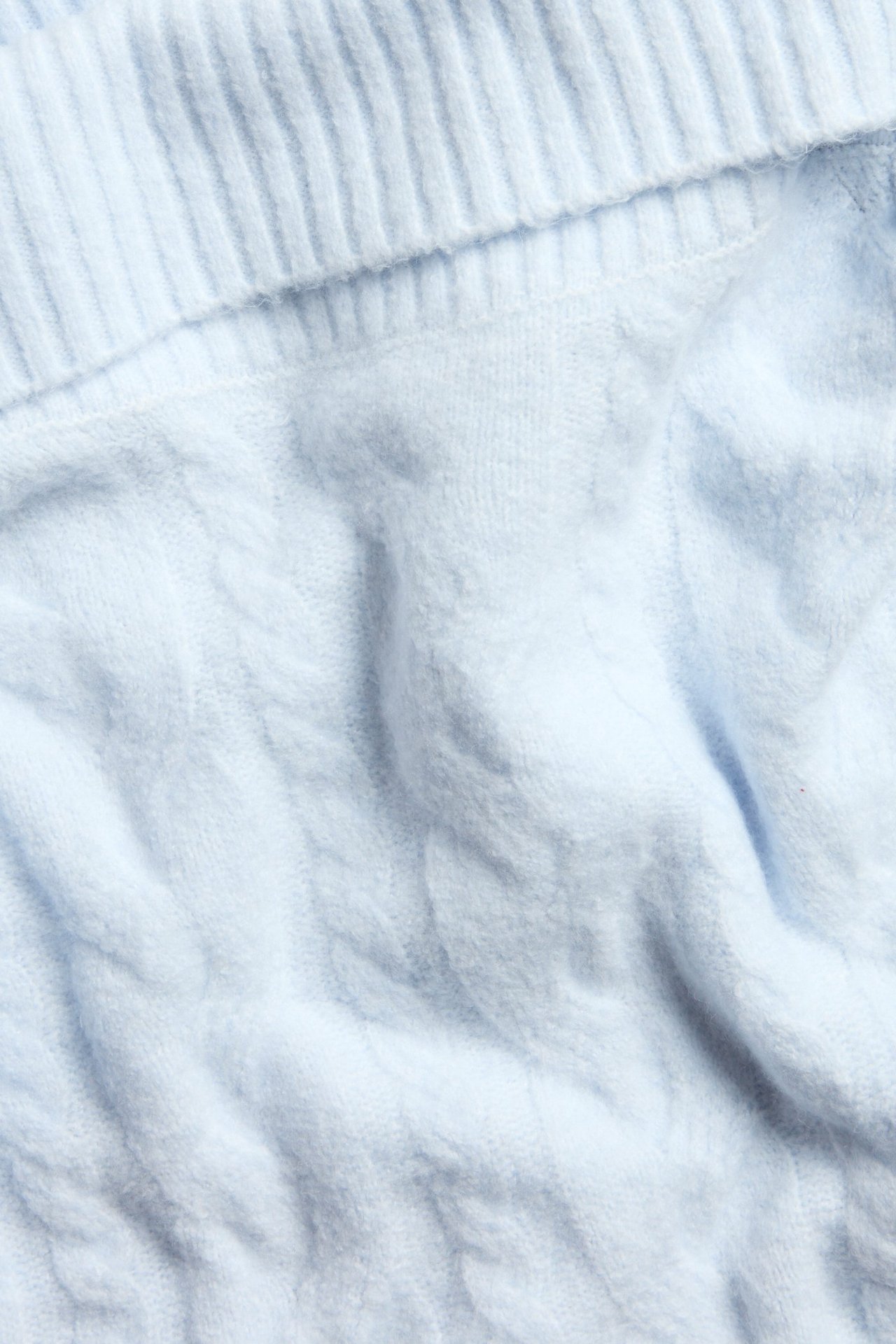 Vaalean sininen off shoulder neul forfe -neule pehmeästä akryyli- ja villaseoksesta.