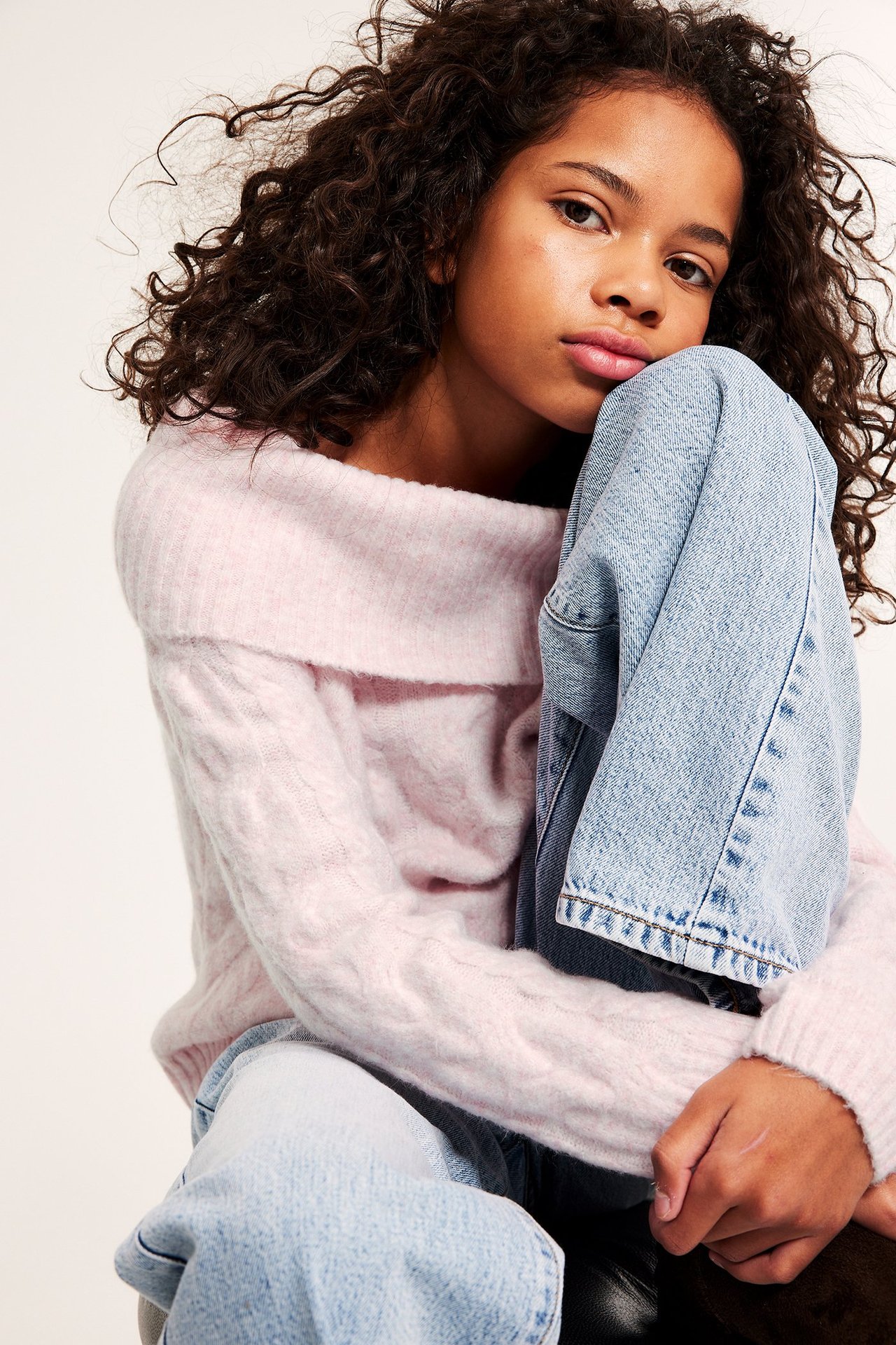 Sweter z dzianiny w warkocze, z odsłoniętymi ramionami