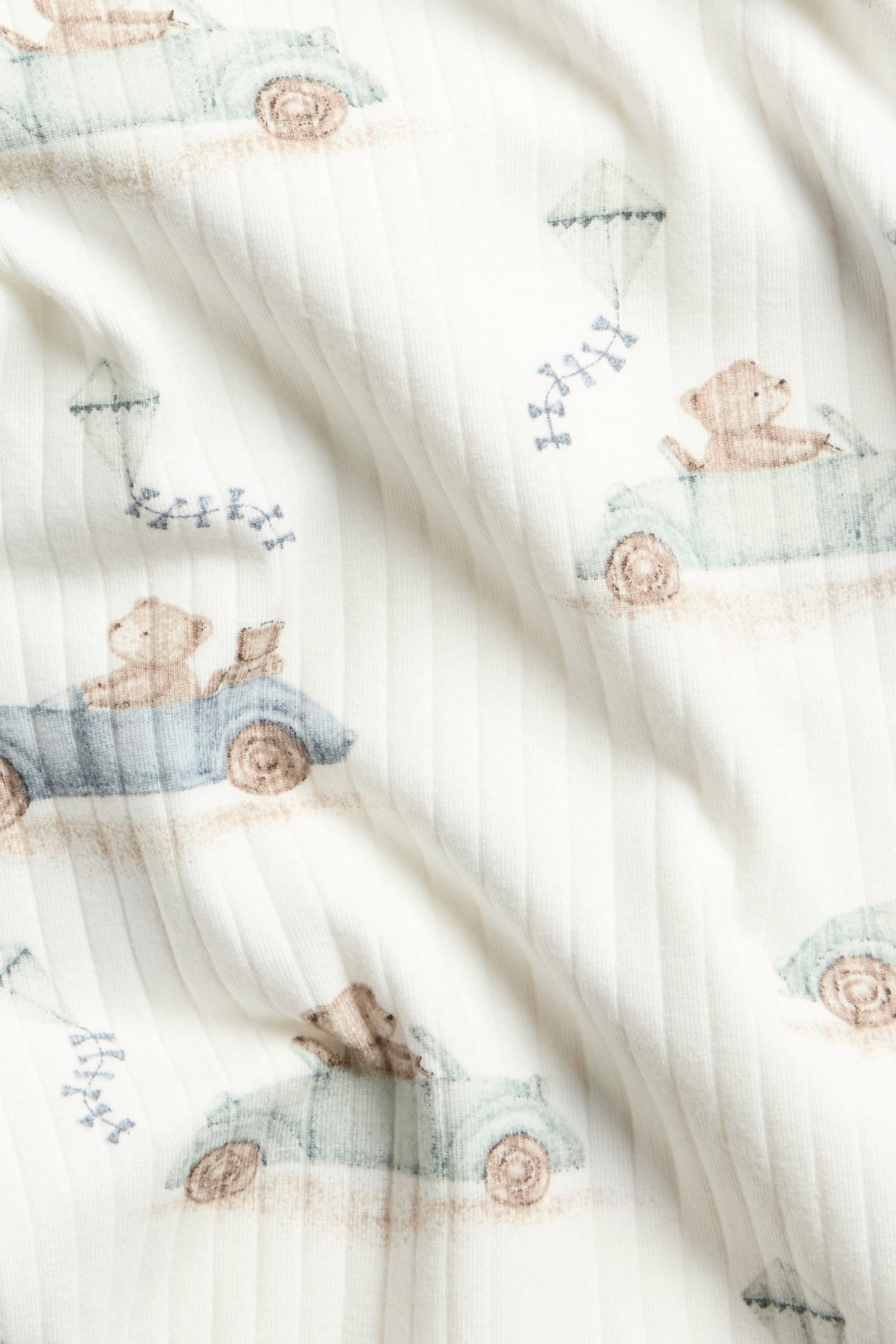 Pitkähihainen ribbinen body offwhite-värissä, autoteemalla, napit hartia- ja haarakiinnityksissä.