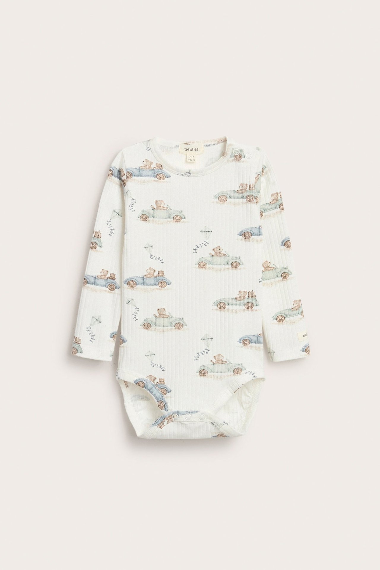 Offwhite pitkähihainen ribbinen bodyn, autokuvio, napit hartian ja haaran kohdalla.