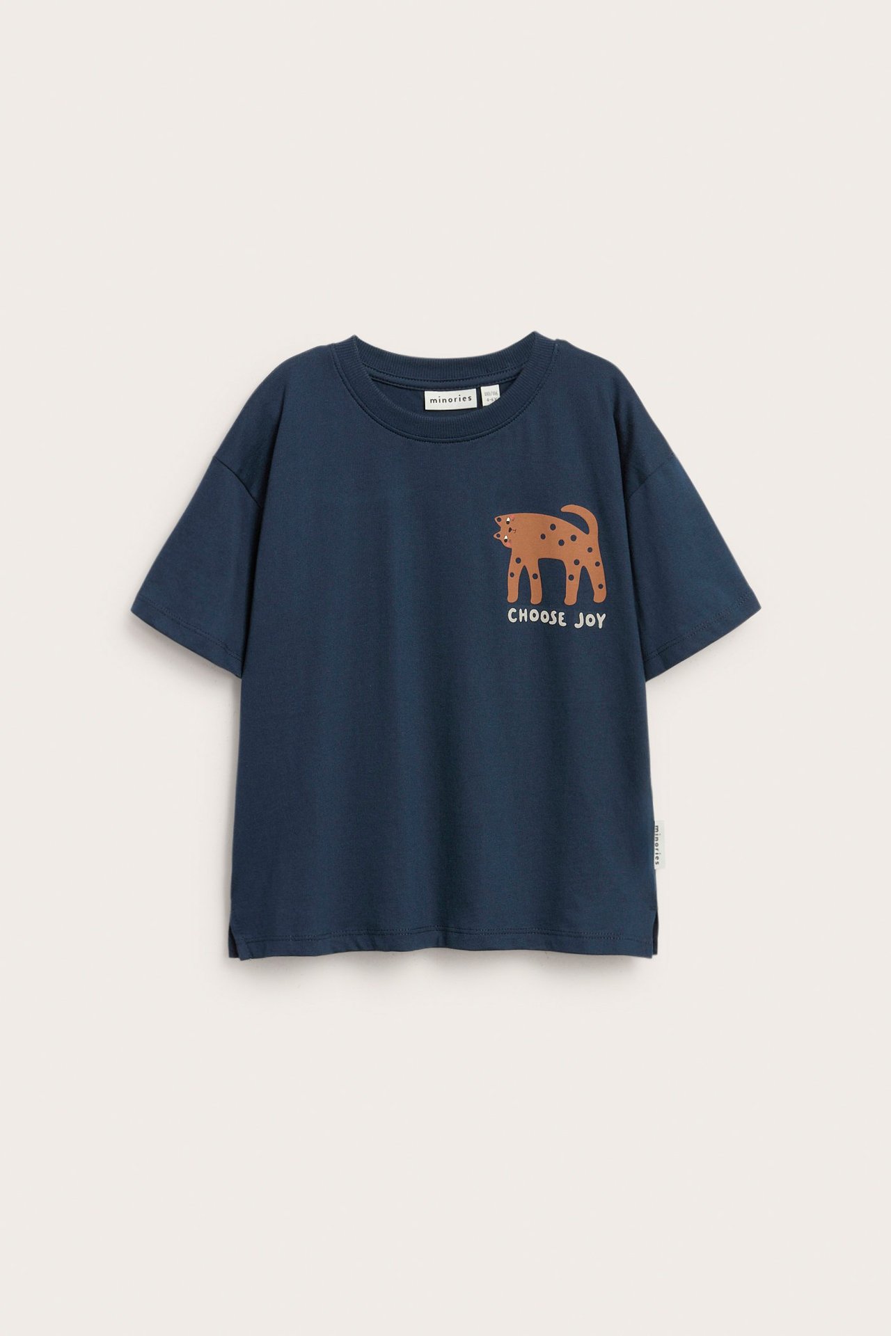 Kortärmad t-shirt i mörkblå, djurmönstrad med tryck av en tiger och text 'CHOOSE JOY'.