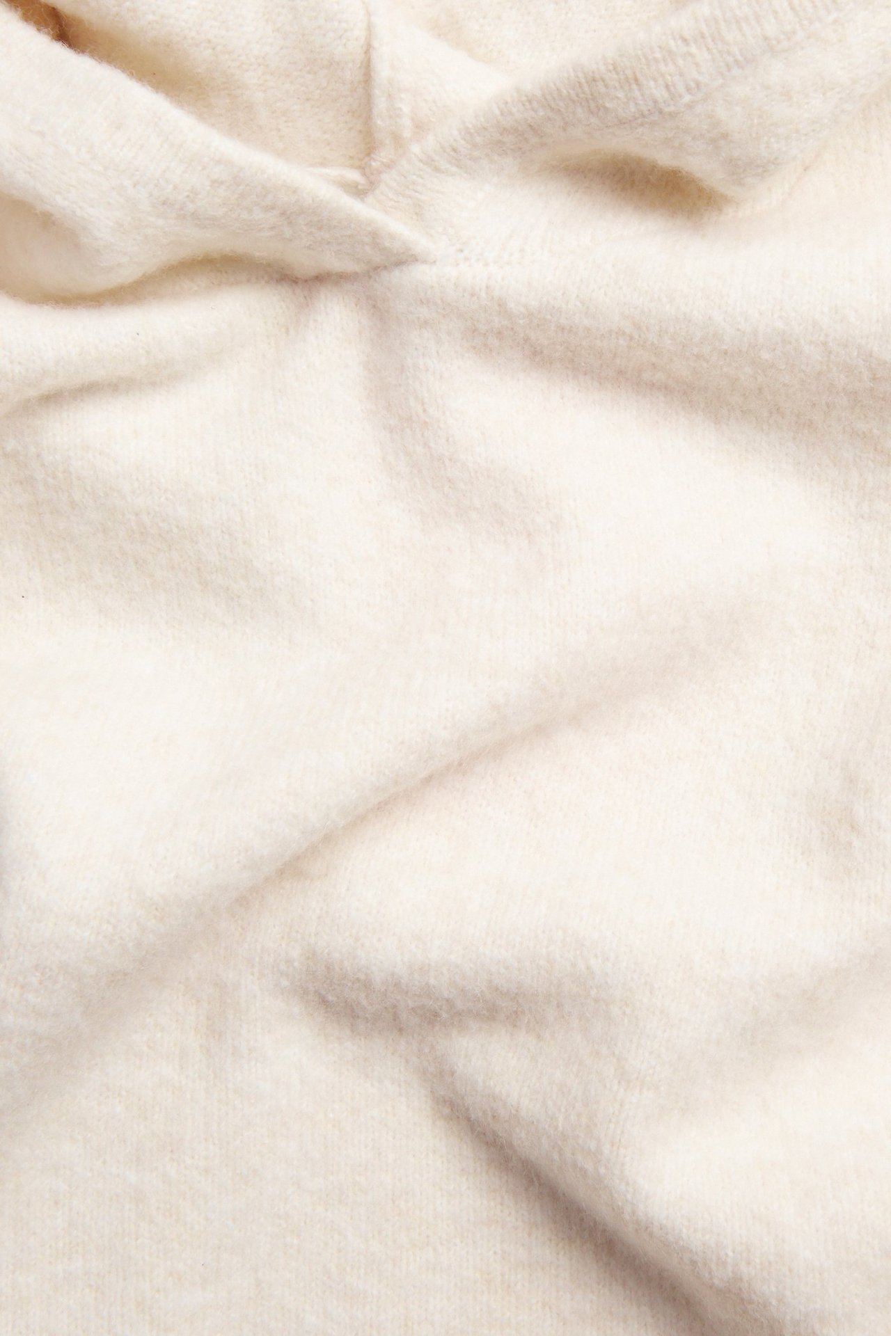 Zbliżenie na biały, jednolity, dzianinowy sweter z krótkim rękawem i kapturem, miękki materiał.