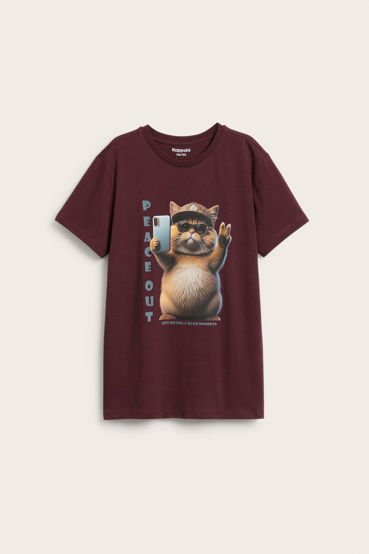 Barn-t-shirt i mörkröd med katt med solglasögon och smartphone fram, tryck fram.