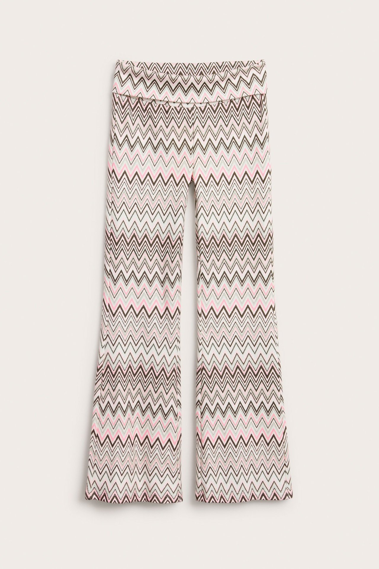 Widok z przodu: Beżowe ocieplane rozkloszowane spodnie do jogi z brązowym, różowym i szarym wzorem zygzakowym.