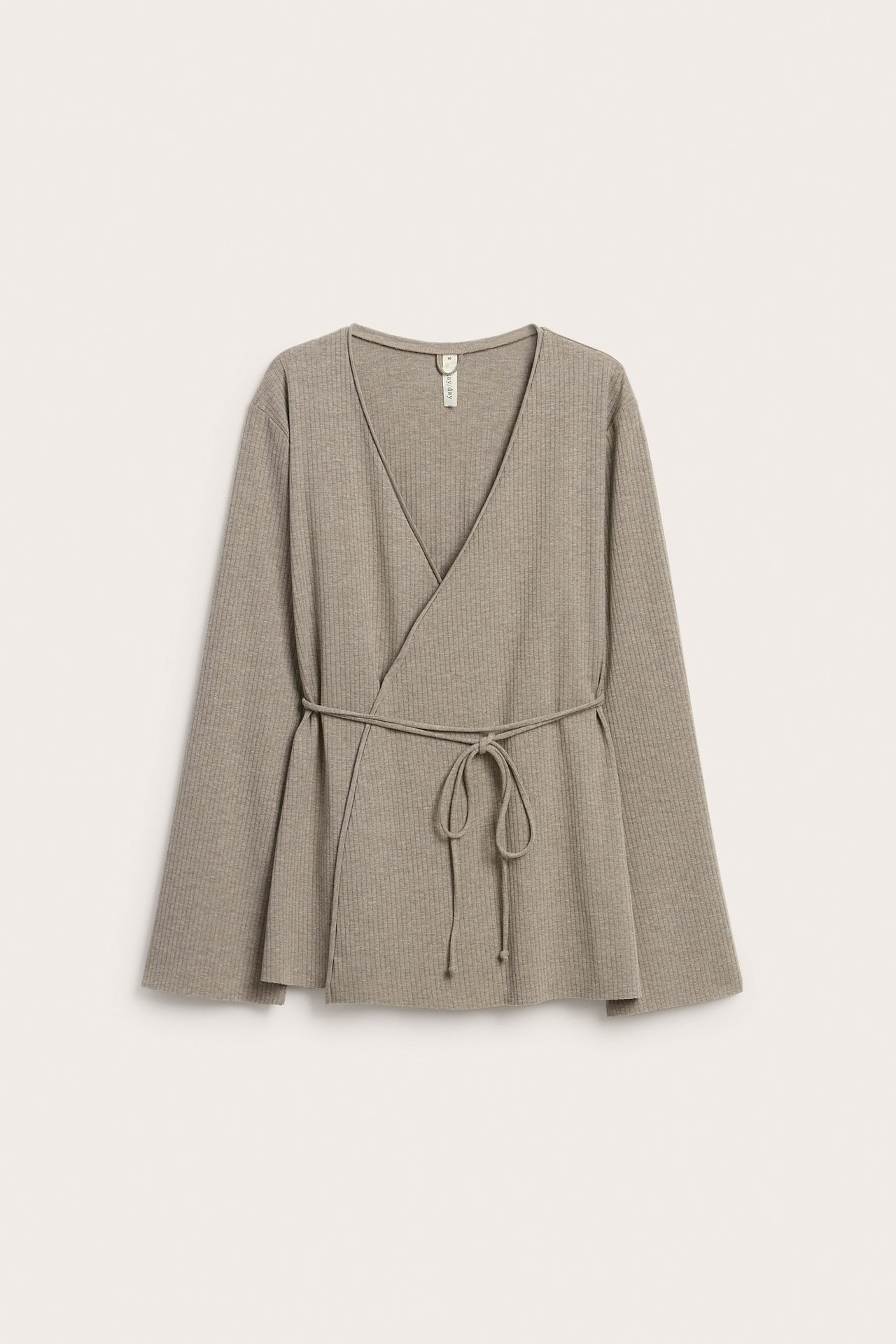 Forfra: en brunmelert ribbet jerseyomslagskardigan med knytebelte.