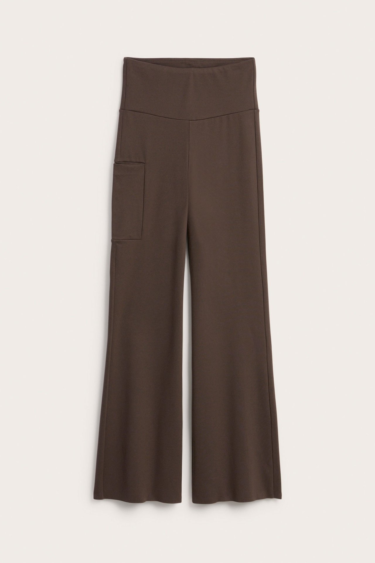 Edestäpäin tummanruskeat korkeavyötäröiset bootcut-treenitrikoot joustavasta kankaasta, lahkeessa tasku.