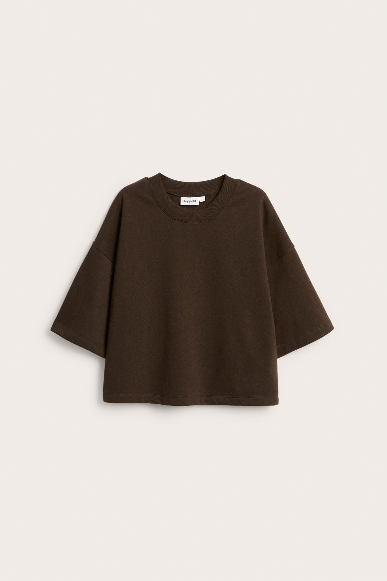 Widok z przodu ciemnobrązowej, jednokolorowej bluzy z krótkim rękawem z mieszanki bawełny, z okrągłym dekoltem.