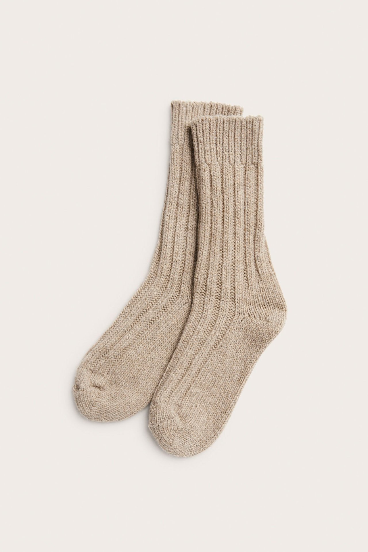 Widok z góry: para brązowych melanżowych, prążkowanych skarpet z mieszanki wełny.