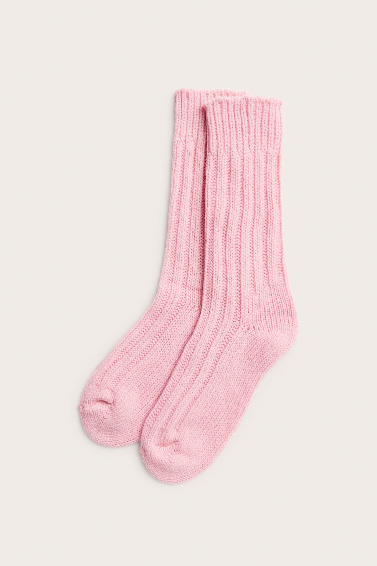 Widok z przodu pary melanżowych różowych skarpet z prążkowanej mieszanki wełny.