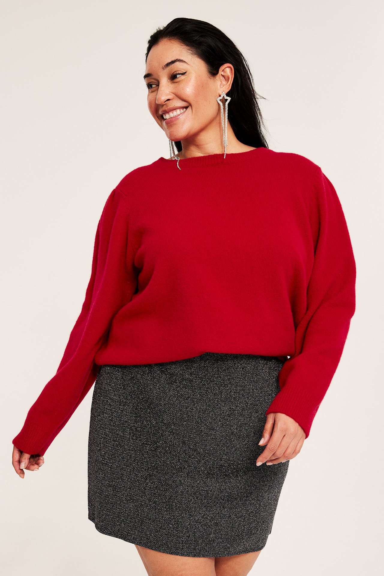 Czerwona dzianinowa bluza, przód, z długim rękawem, zestaw z szarą spódnicą, luźny krój.