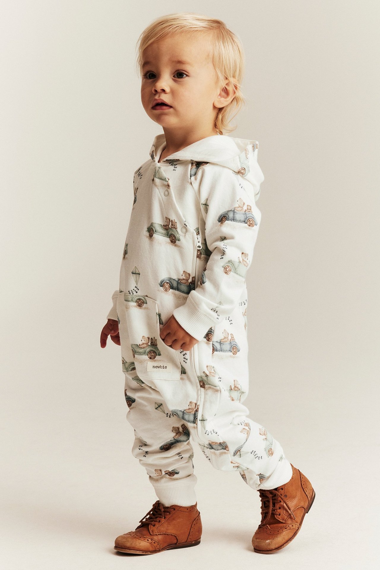 Haalariasu autoteemalla