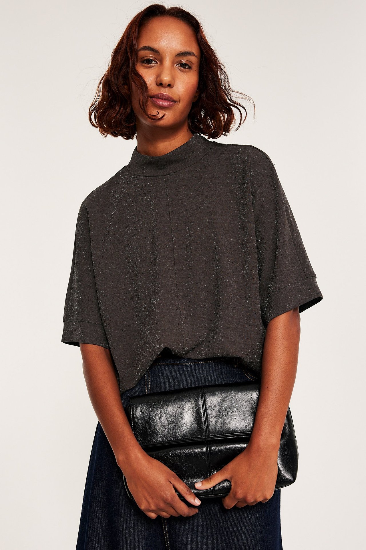 Kortaärmad Lurex topp i lös passform i mörkbrun med glittermönster.