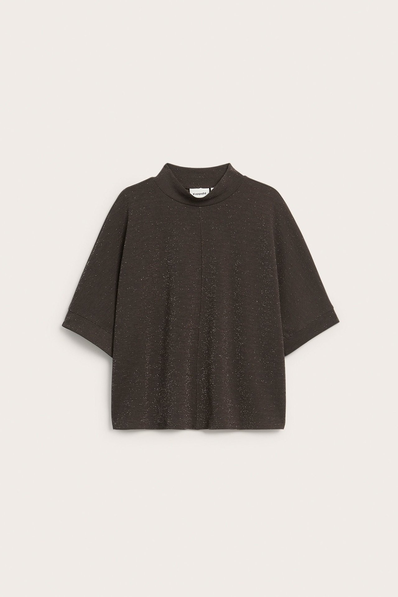 Frontvy av en mörkbrun, kortärmad topp med glitter, hög hals och lös passform.