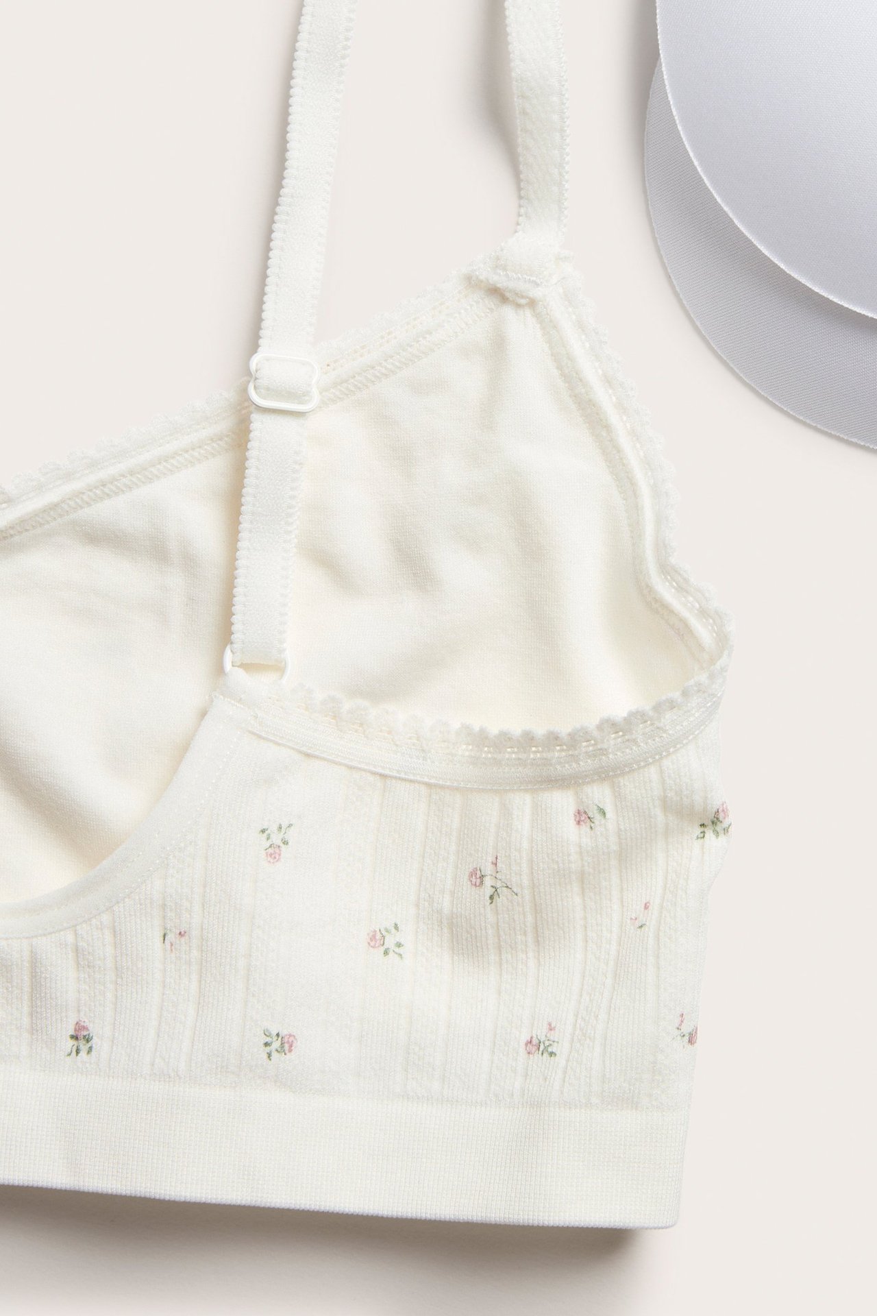 Hvit seamless bh med blondedetaljer, myk softbra, avtakbar padding, mønstret.