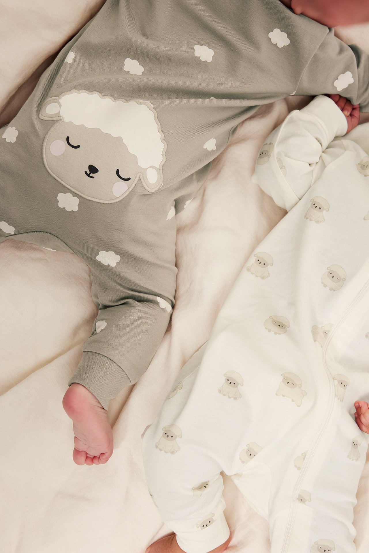 Bebispajamas i 2-pack med lamnmönster, offwhite färg, 95% bomull, 5% elastan, med en fastsydd lammmotiv.