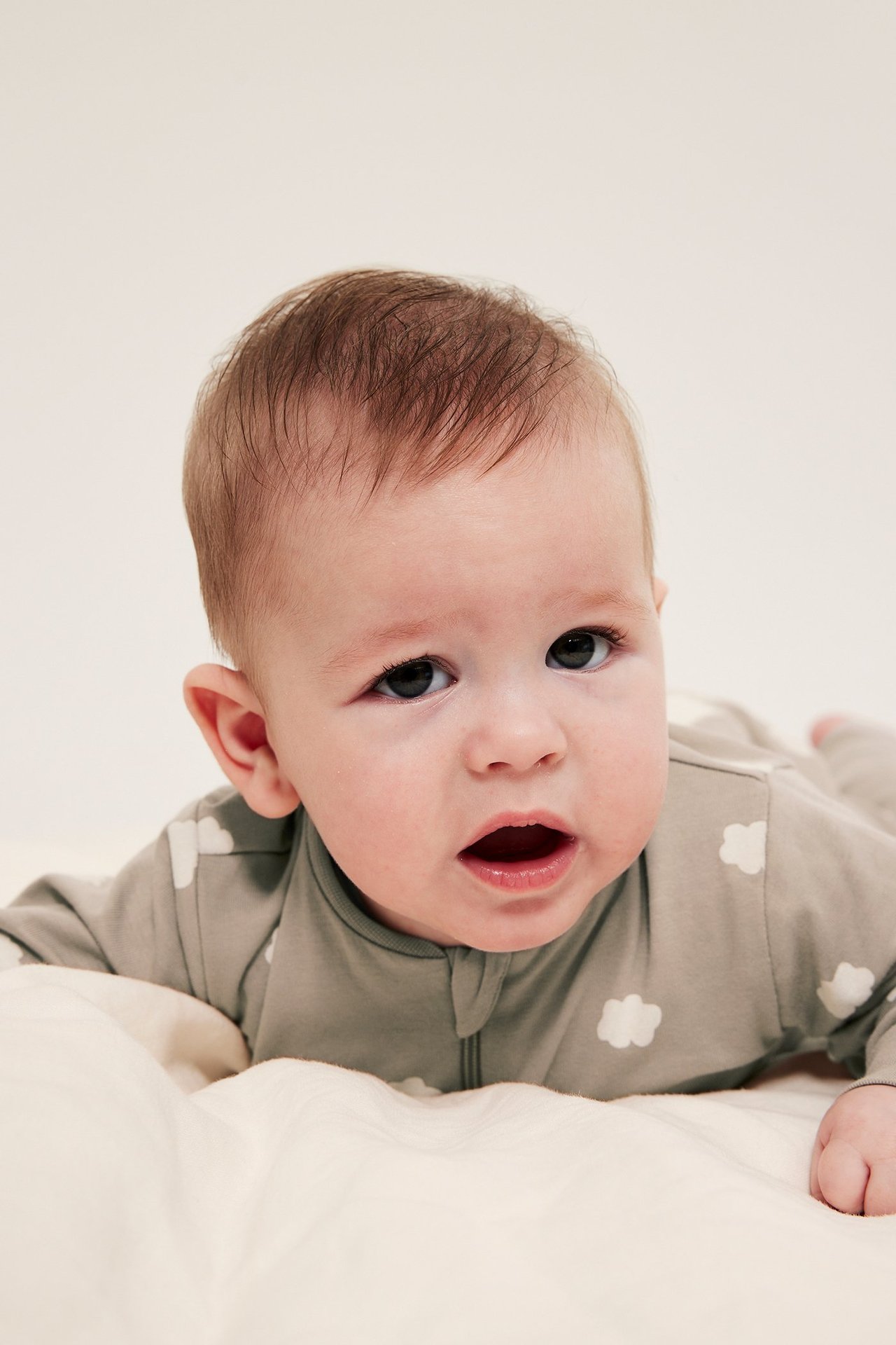 Baby i grå pyjamas med molnprint, 2-pack romper med 2-vägs dragkedja.