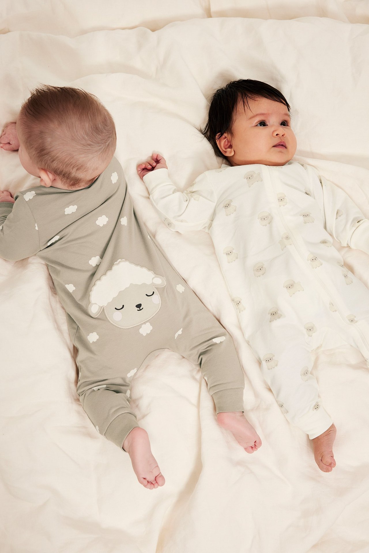 Tvåpack babypyjamas i offwhite med moln och fårmönster, tryck och applikation på rumpan.