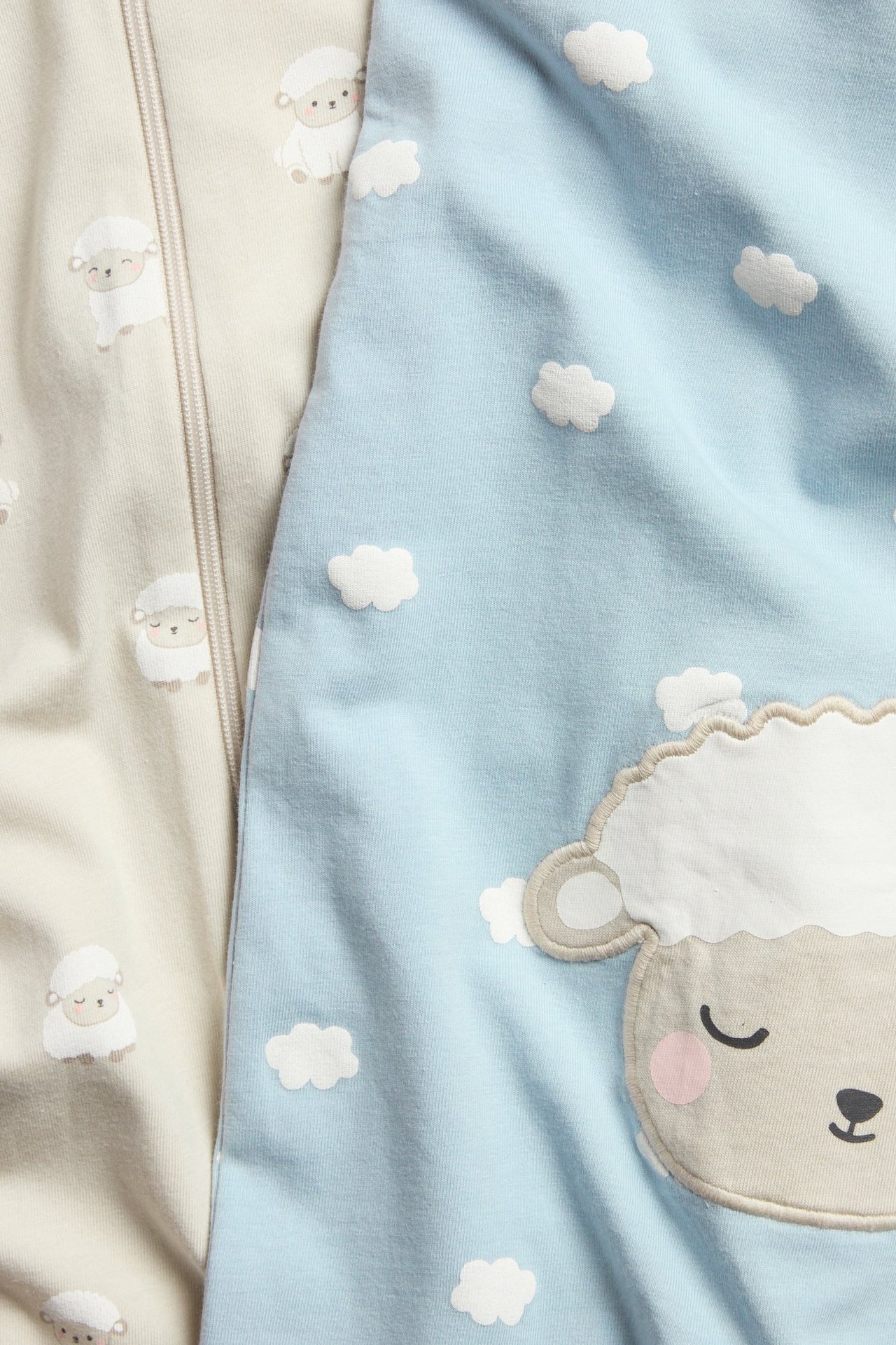 Beige pyjamas i 2-pack med lamnappad, 2-vägs dragkedja, moln och lammbild.