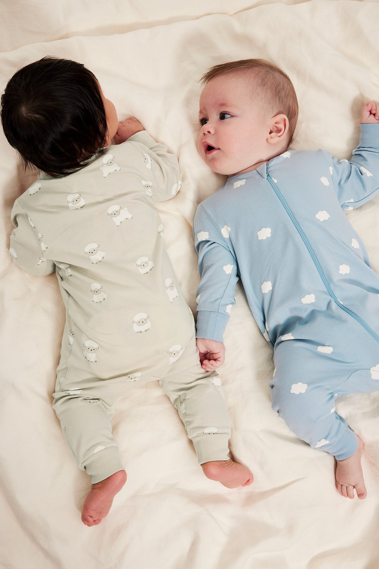Två-pack babypyjamas med dragkedja, ena med aop-tryck, andra med applikation på rumpan.