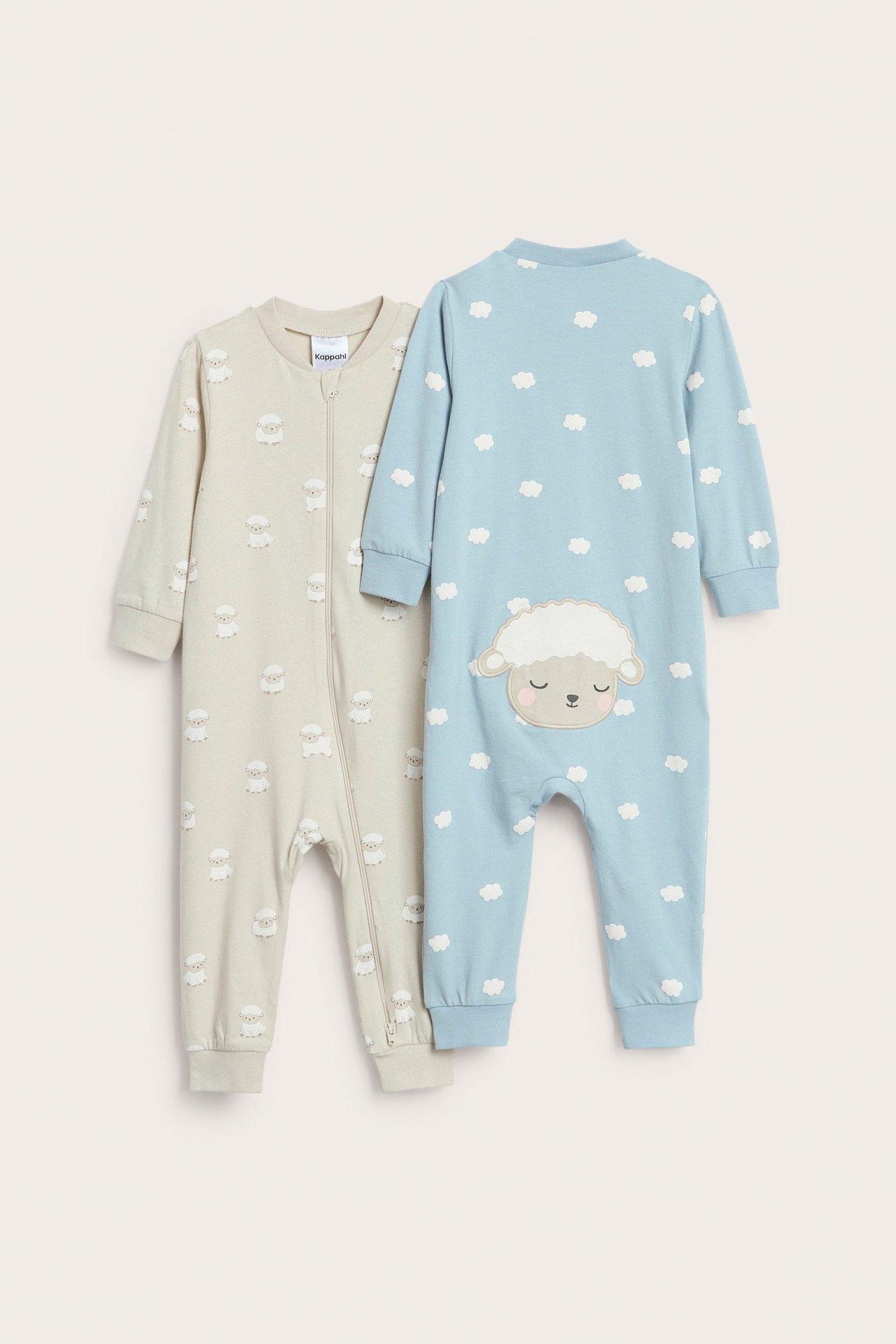 Två-pack babypyjamas i beige och ljusblå med lammmotiv, dragkedja och mönster.