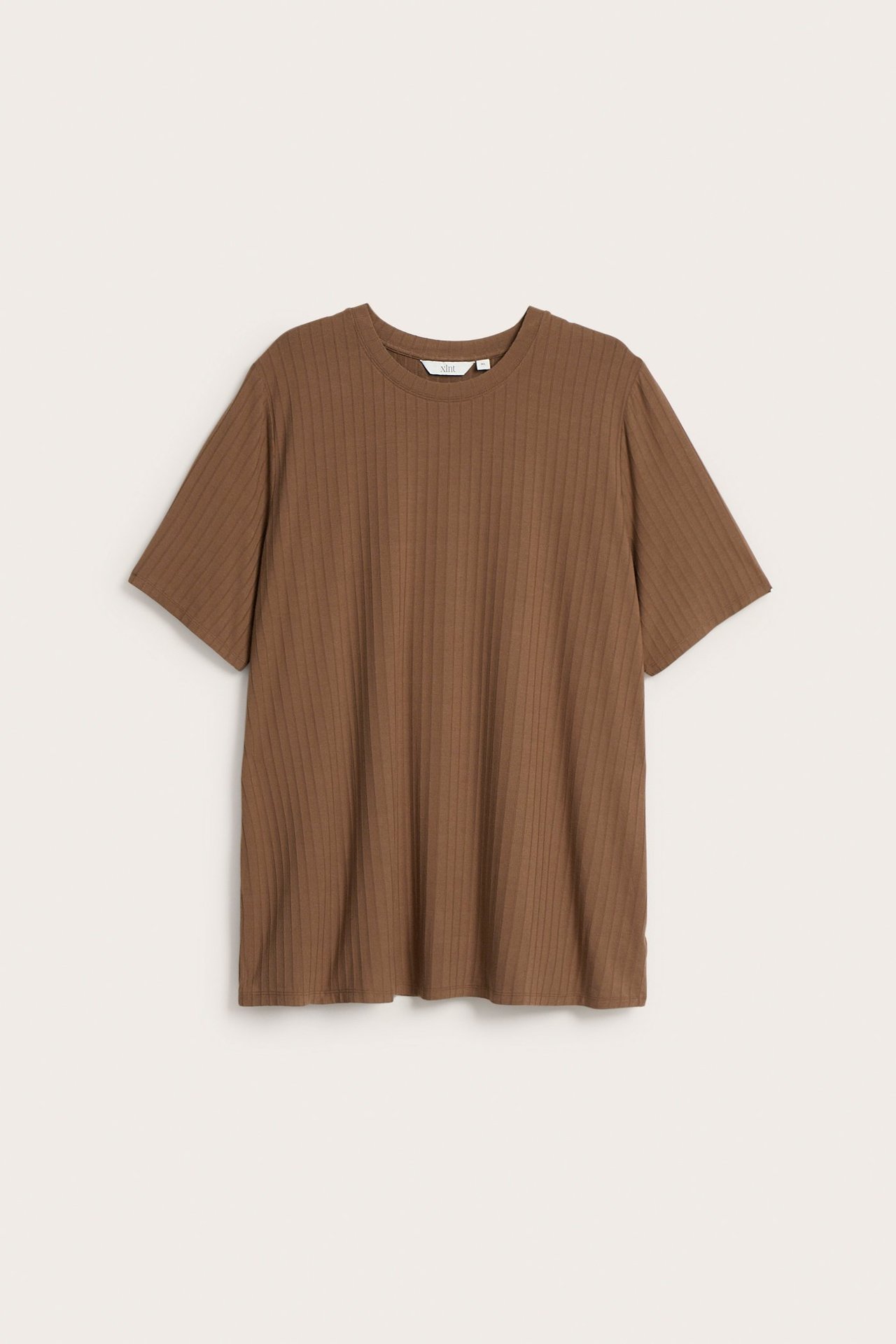 Framsida av en brun, lång ribbad t-shirt i viskos med rund hals och korta ärmar.
