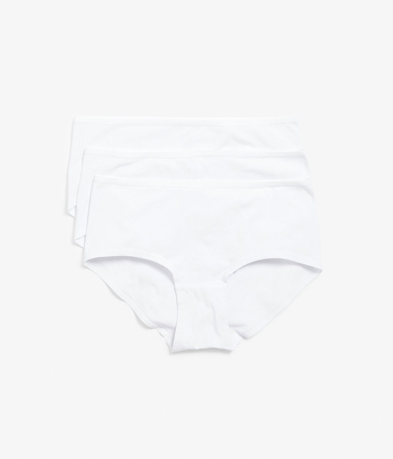 Frontvisning av tre hvite bomulls-hipstertruser, pent stablet på hvit bakgrunn.