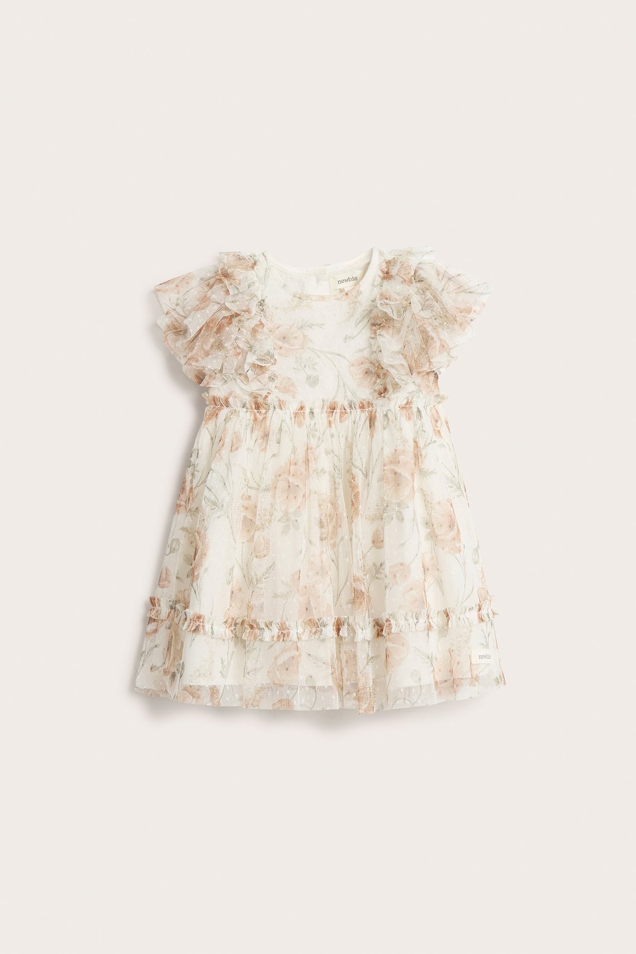 Forfra: Offwhite babykjole i blomstret mesh med volangermer, prikket tekstur, volanger i midje og nederkant, knapper bak.