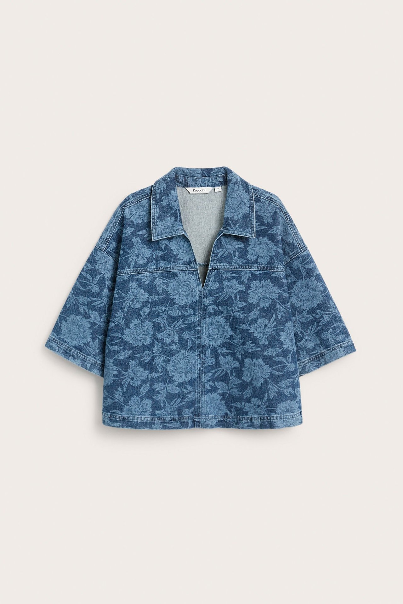 Widok z przodu krótkiej, dżinsowej koszuli w kwiaty, z dekoltem w serek i kołnierzykiem.