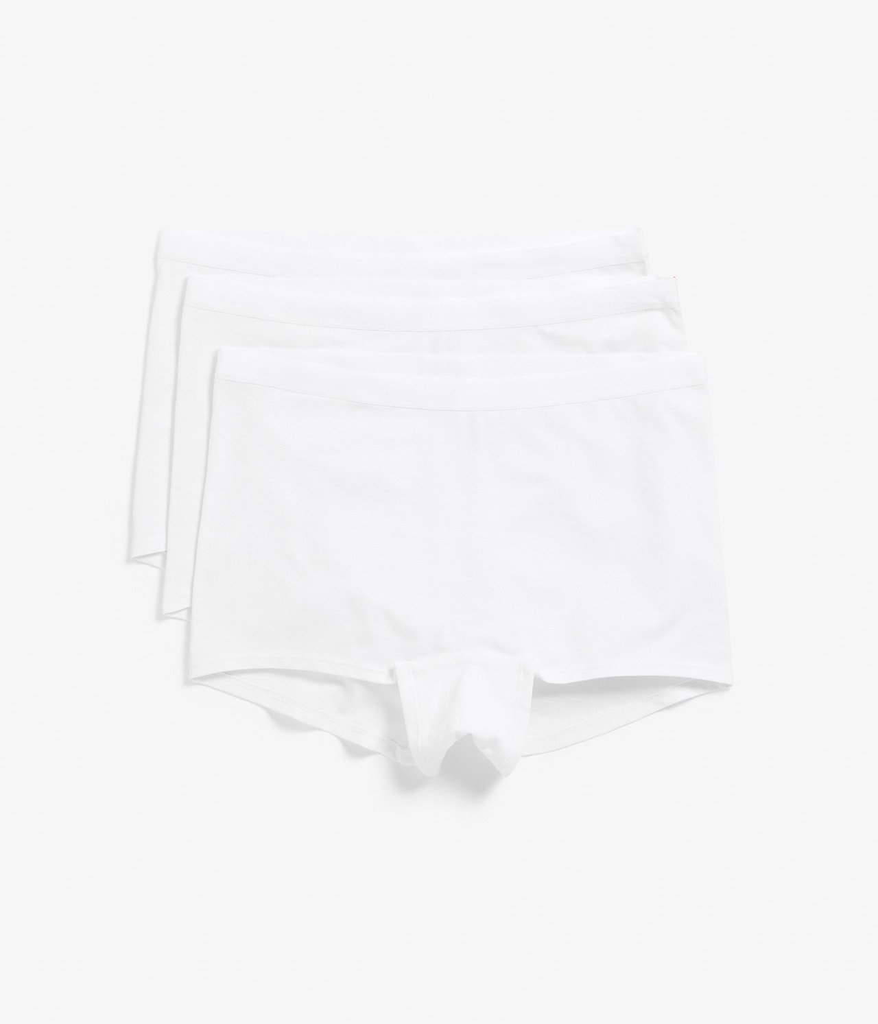 Frontvisning av tre stablede hvite bomullsboxertruser med smal ribbet midje.