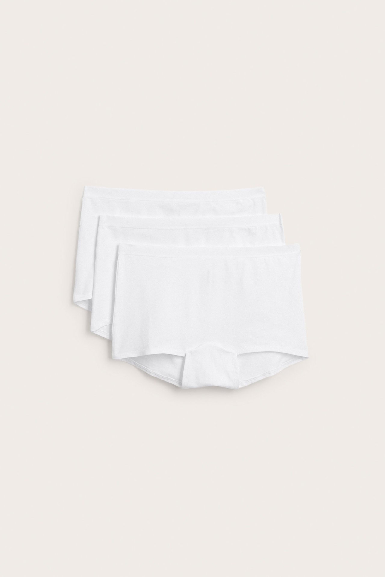 Forfra, 3-pakning hvite bomullsboxershorts for kvinner med normalhøy midje.