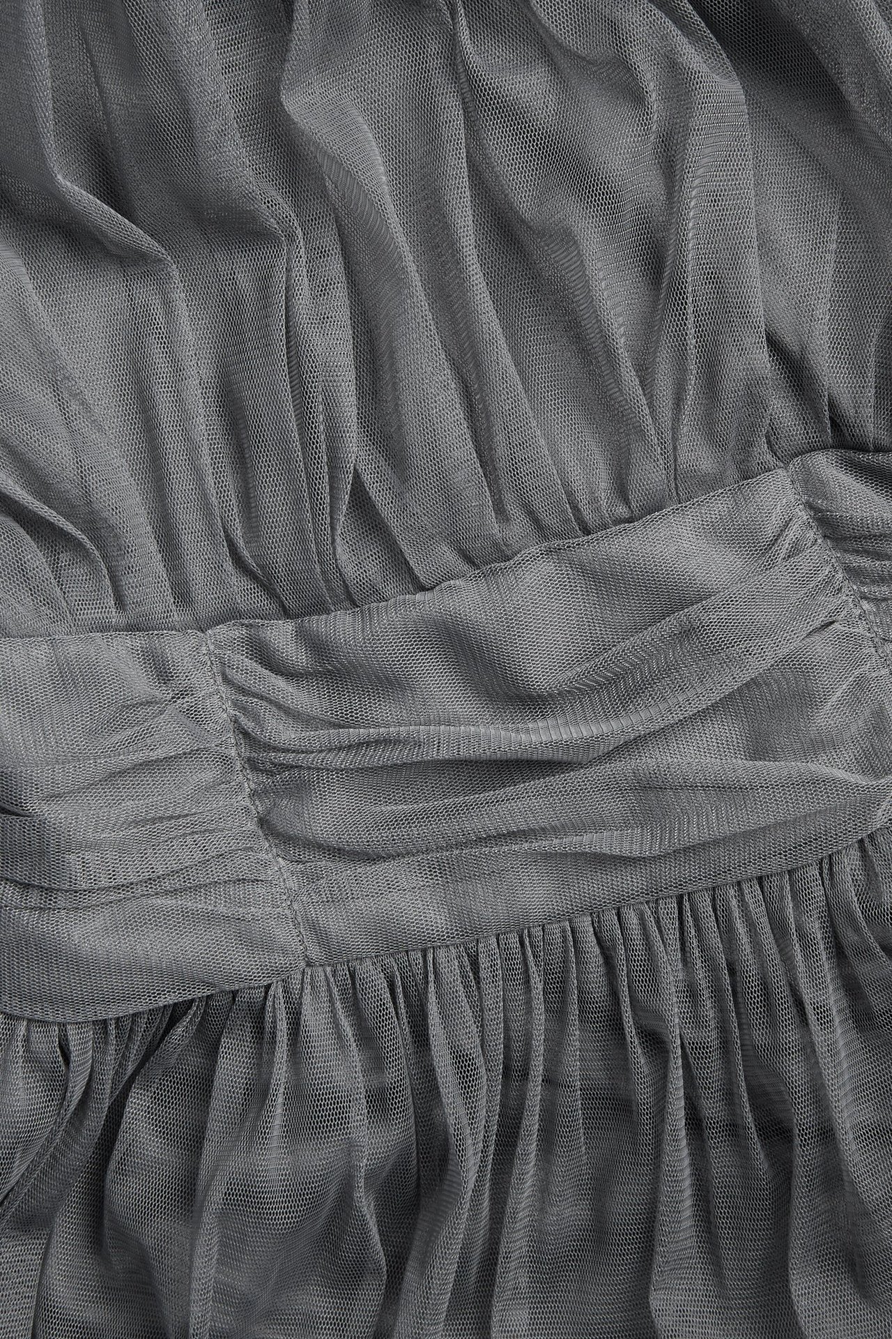 Zbliżenie z przodu szarej tiulowej sukienki z marszczoną talią.