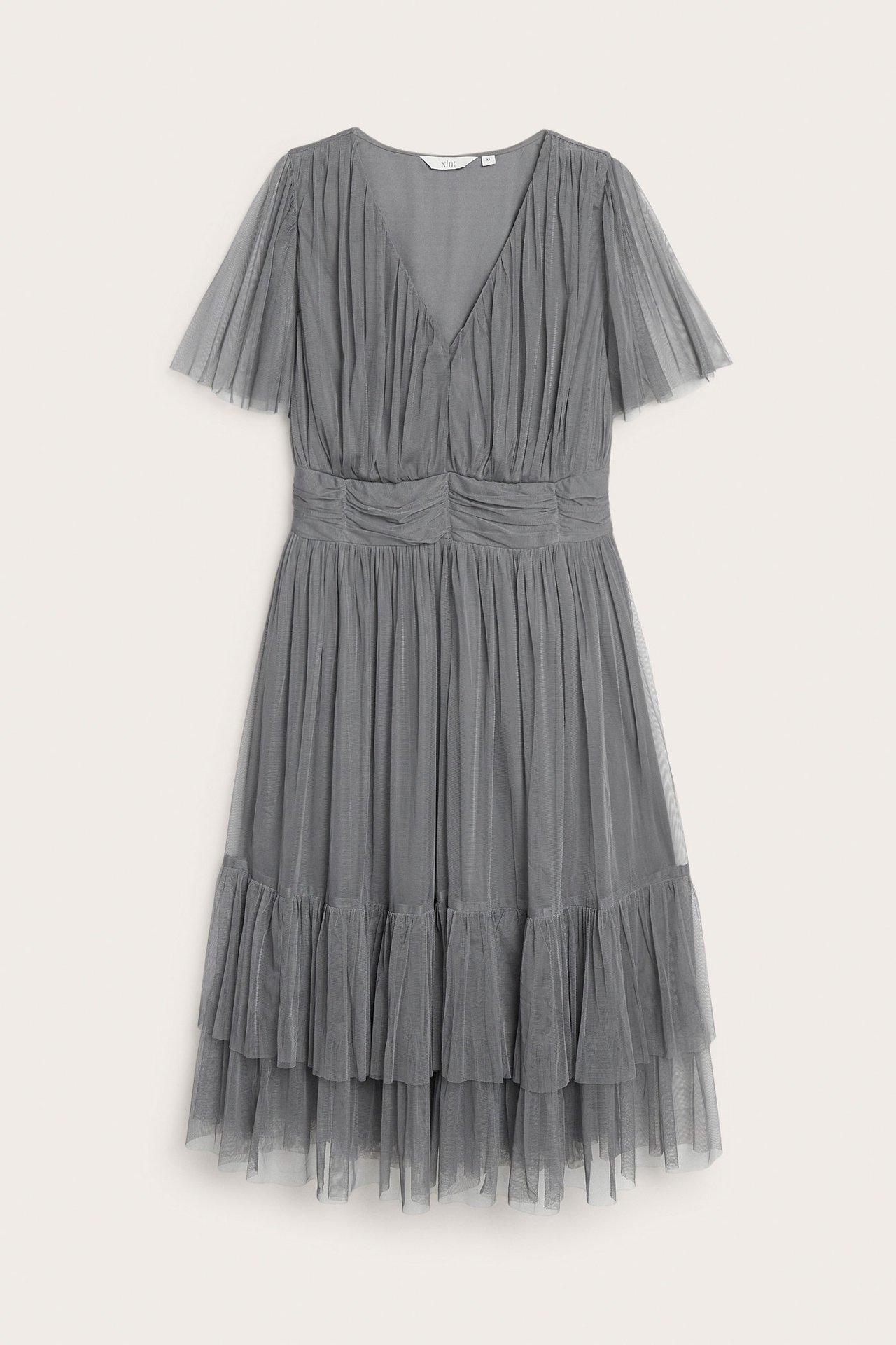 Etunäkymä: Harmaa tyllimekko, jossa V-pääntie, lyhyet hihat, joustava vyötärö ja kerrostettu hameosa.