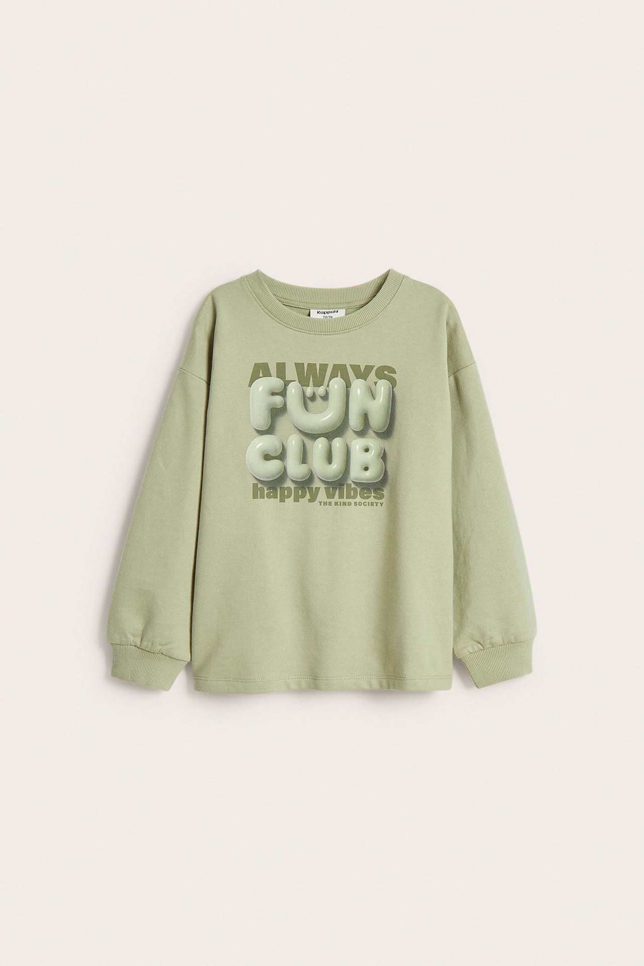 Edestäpäin, lasten vaaleanvihreä puuvillapaita 'ALWAYS FUN CLUB happy vibes' -tekstipainatuksella.