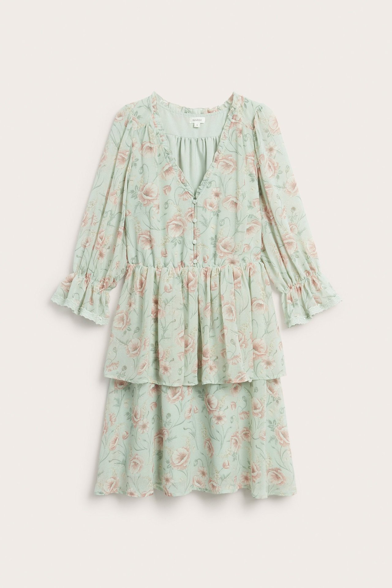 Frontbilde av lys grønn blomstret chiffongkjole for dame, med rysjekrage, knapper, strikk i midjen, volanger.