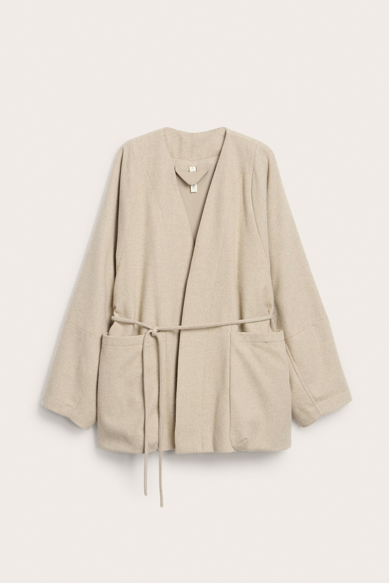 Frontvisning: beige melert ullblandingjakke med V-hals, knytebelte og store frontlommer.