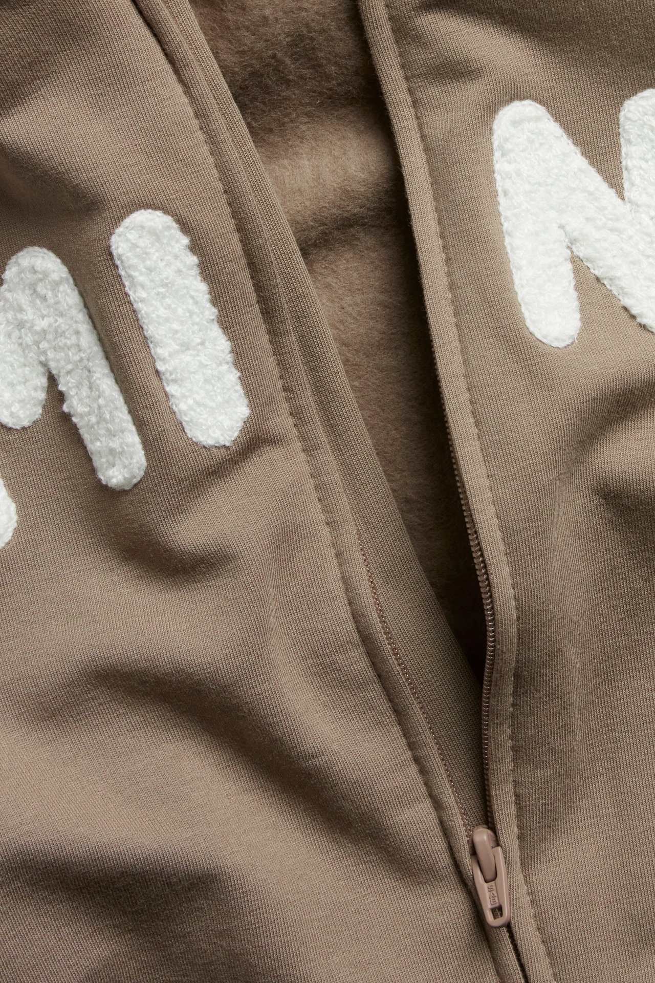 Collegehaalari applikoinnilla