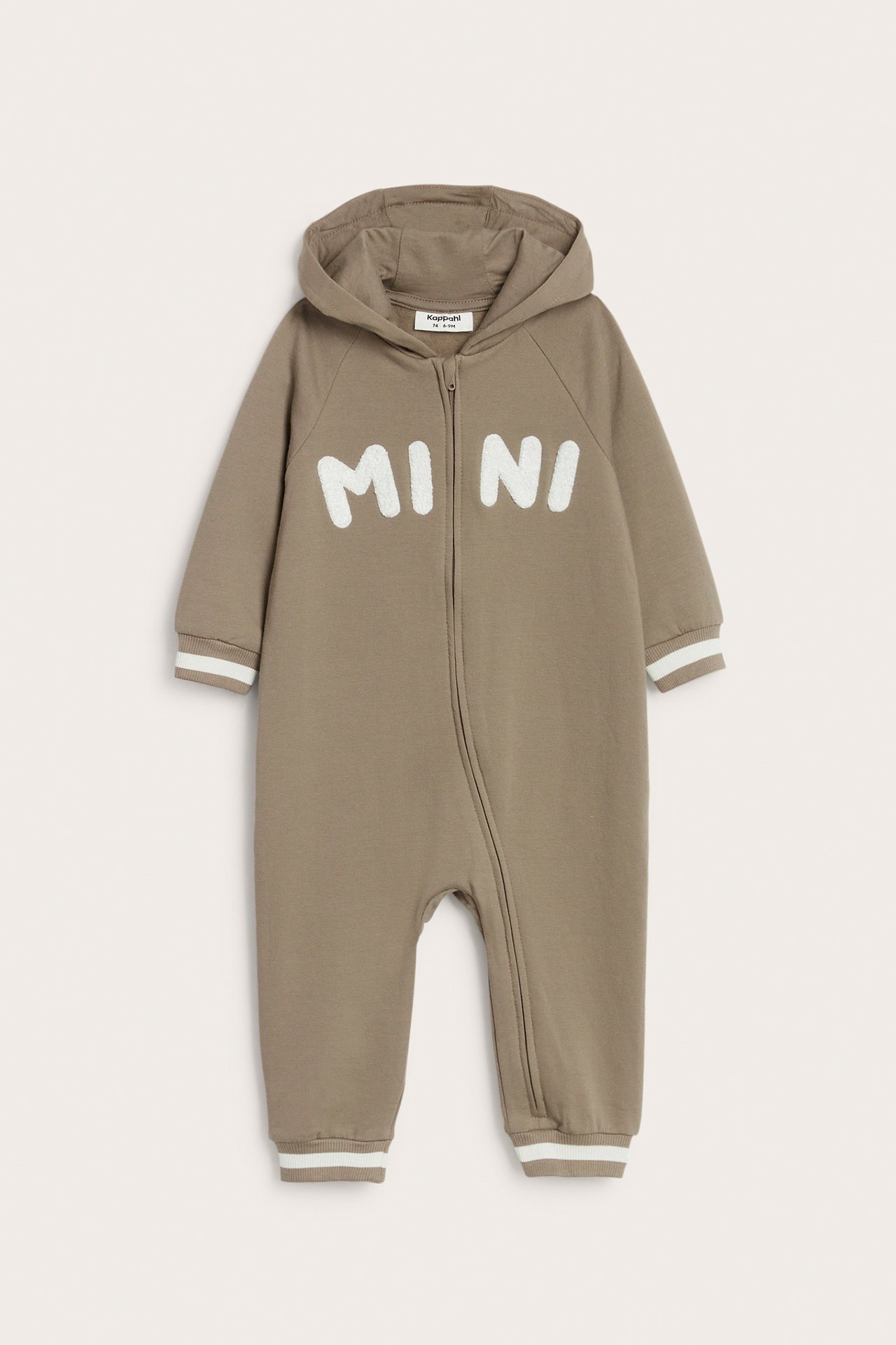 Collegehaalari applikoinnilla