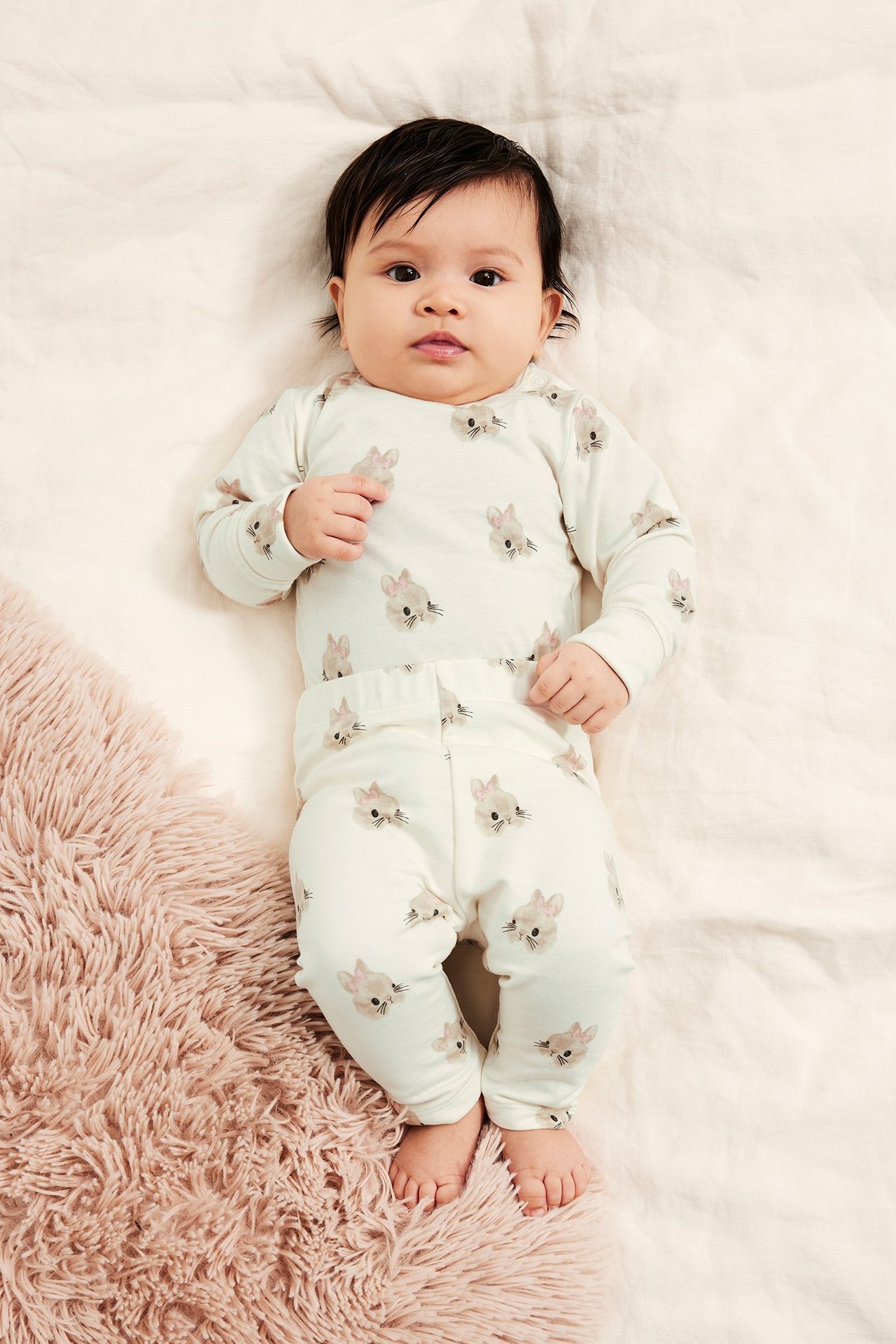 Vauva: Luonnonvalkoiset kuviolliset puuvillaleggingsit ja vastaava pitkähihainen paita, pupukuvio.