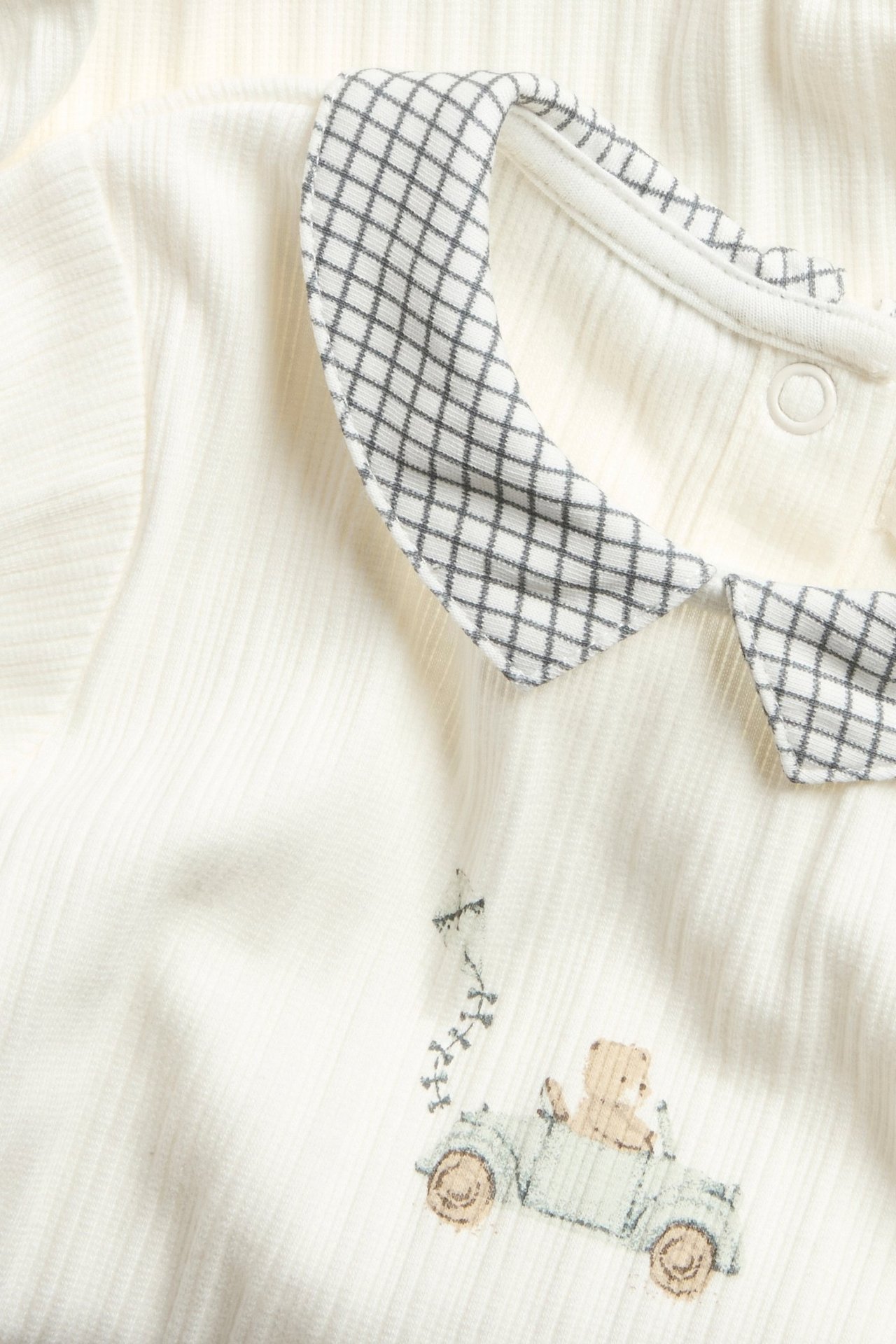 Hvit ribbestrikket body med krage, trykk foran, knapper bak og i skrittet, baby.