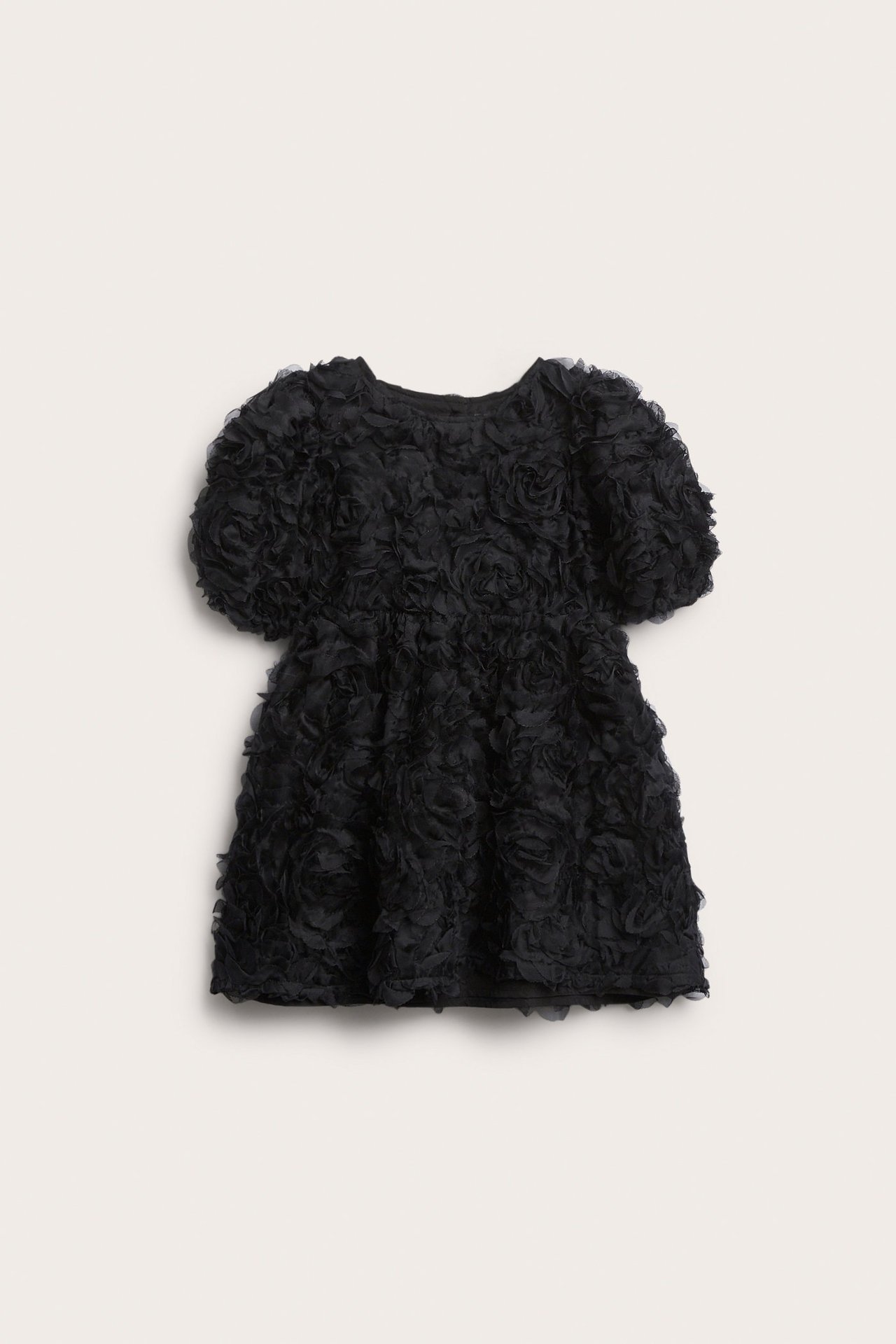 Widok z przodu czarnej sukienki z siateczki dla dzieci z efektem róż 3D i bufiastymi rękawami.