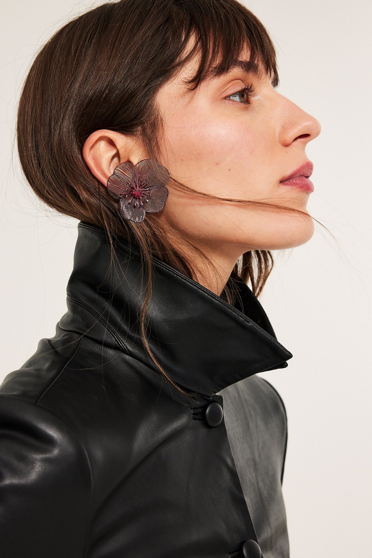 Duże kwiatowe kolczyki z metalu na czerwono, 4,5 cm, bok widoku.