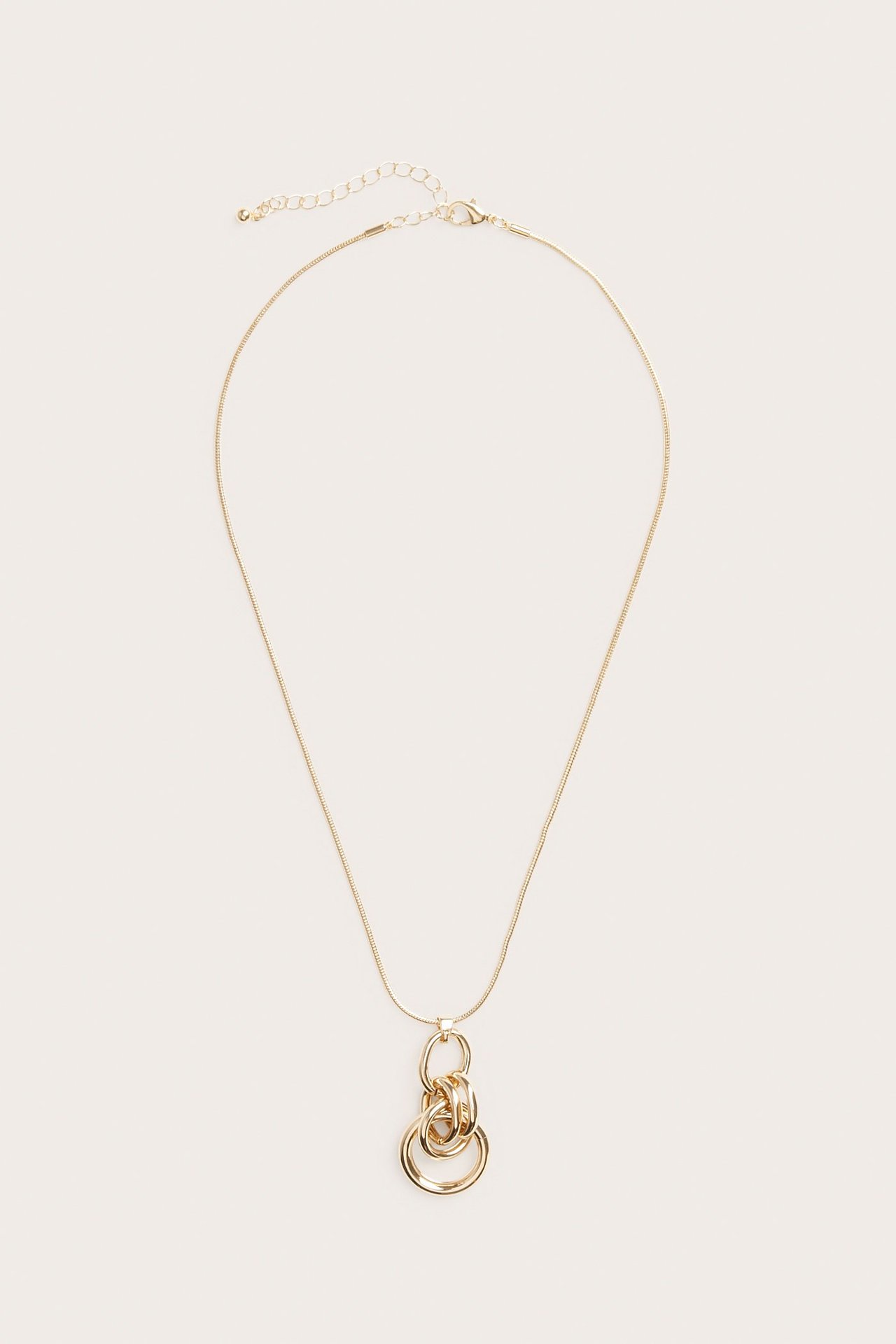 Framsida av ett guldfärgat metallhalsband med tunn kedja och ett hänge med tre sammanlänkade ringar.