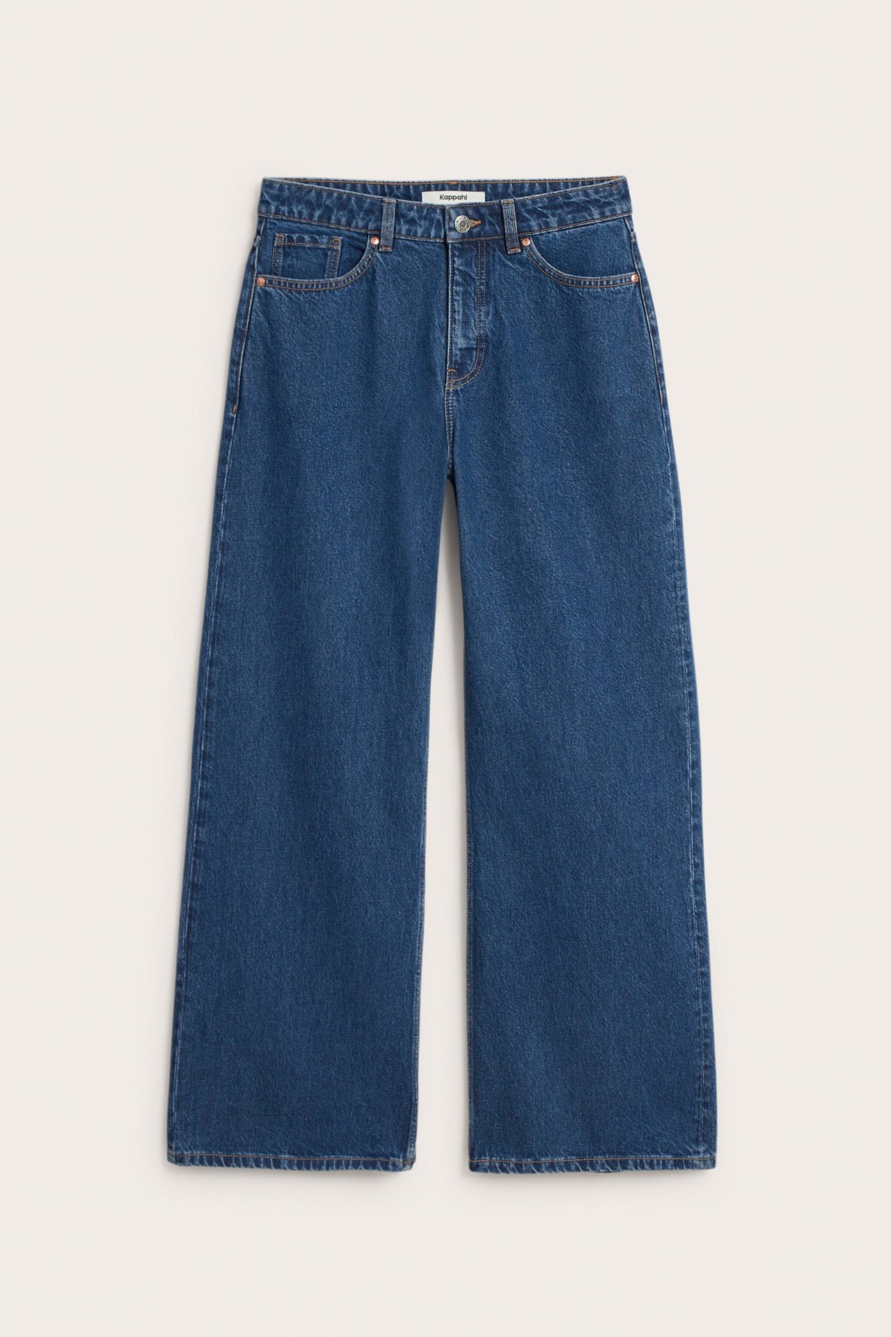 Frontvy av enfärgade mörkblå high waist wide leg jeans med knapp och gylf.