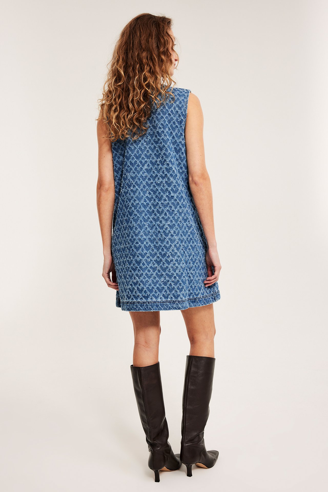 Sukienka dżinsowa o wyraźnej strukturze - Dżins - 5