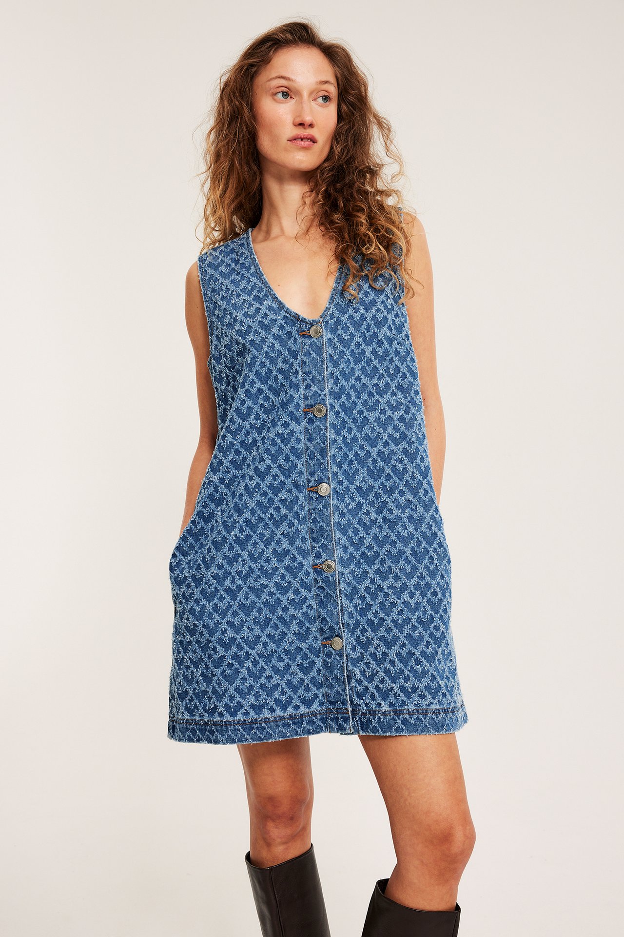 Sukienka dżinsowa o wyraźnej strukturze - Dżins - 1