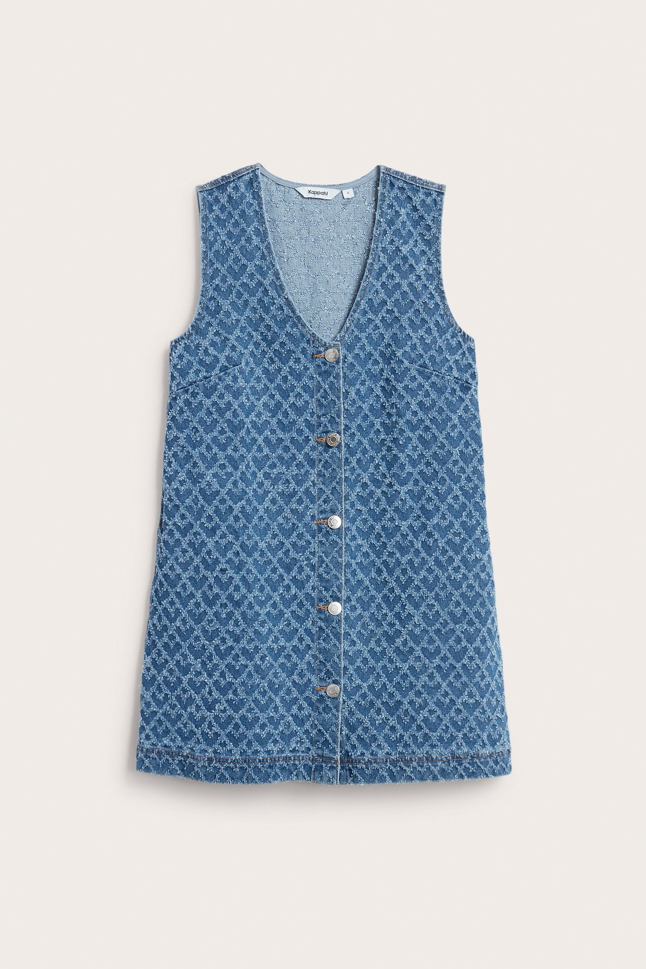 Framifrån, blå ärmlös A-linje jeansklänning med hjärtmönster, knäppning fram och sidfickor.